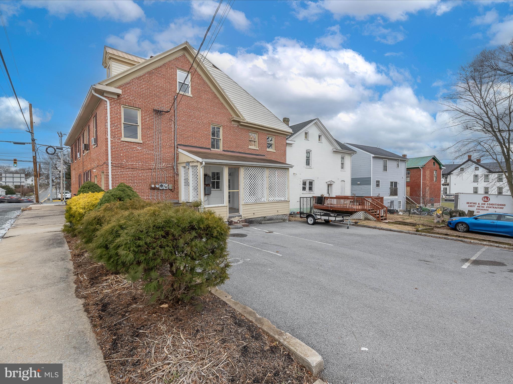 Main image without alt text