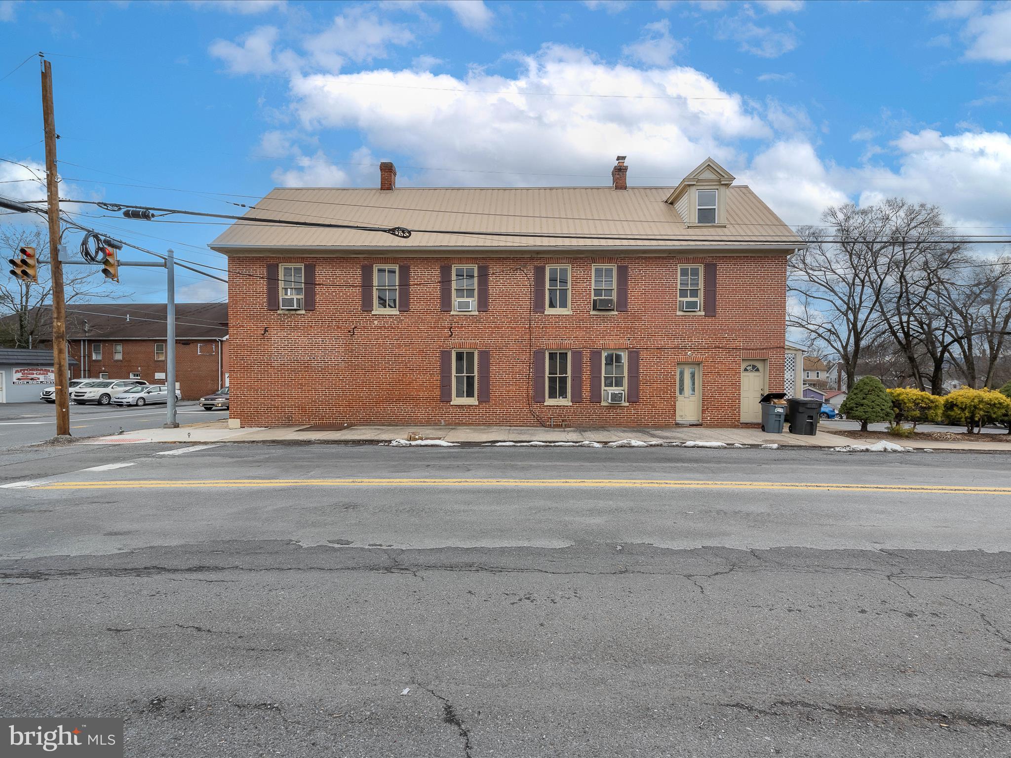 Main image without alt text