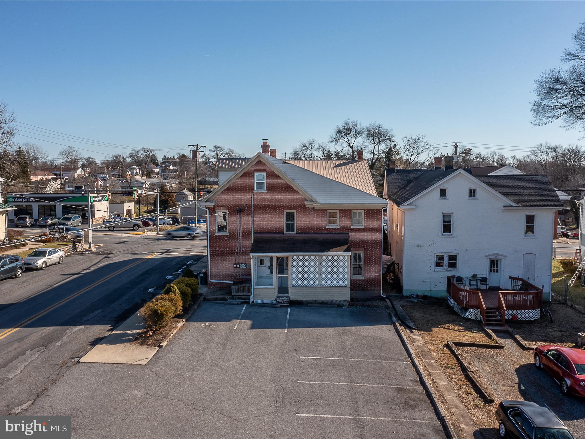 Main image without alt text