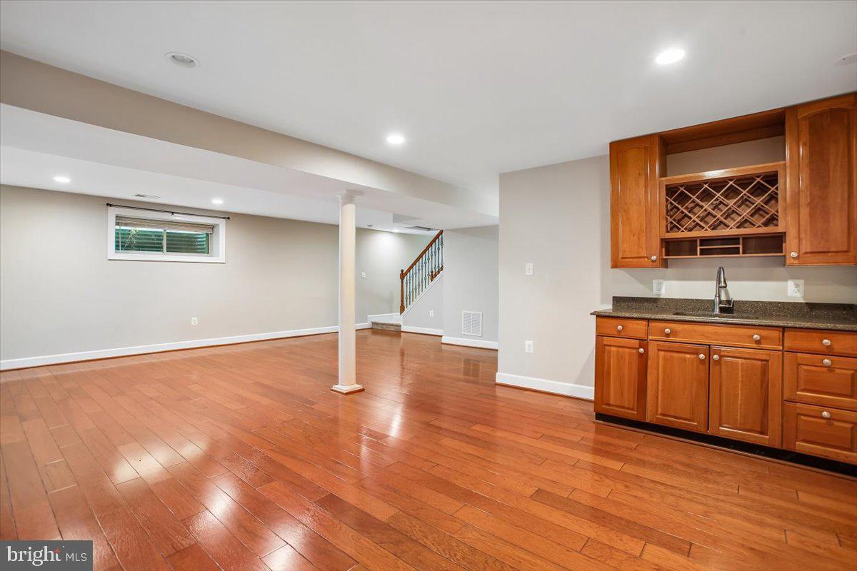 FAIRFAX HILLS - Residential