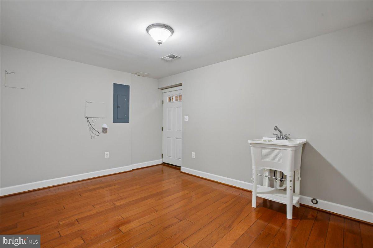 FAIRFAX HILLS - Residential