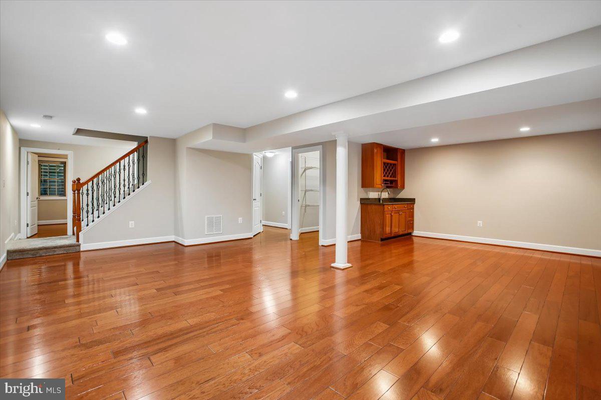 FAIRFAX HILLS - Residential