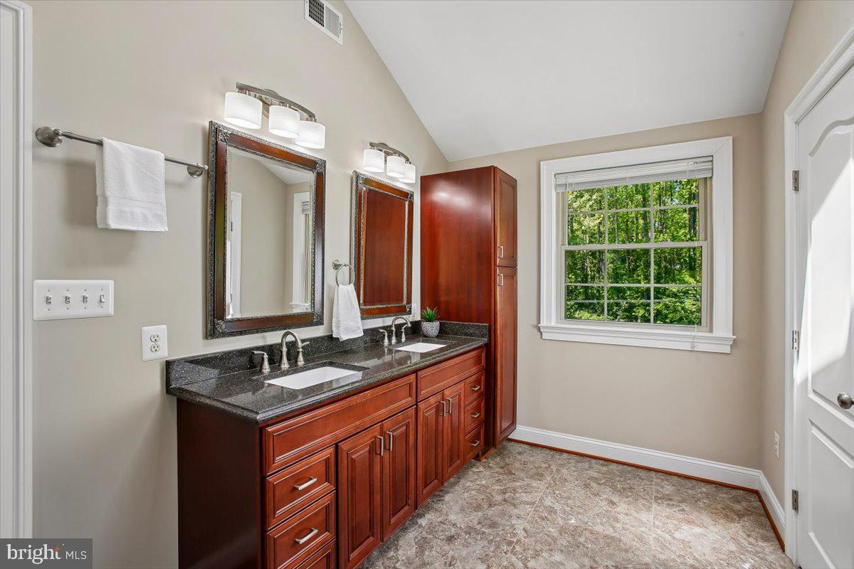 FAIRFAX HILLS - Residential