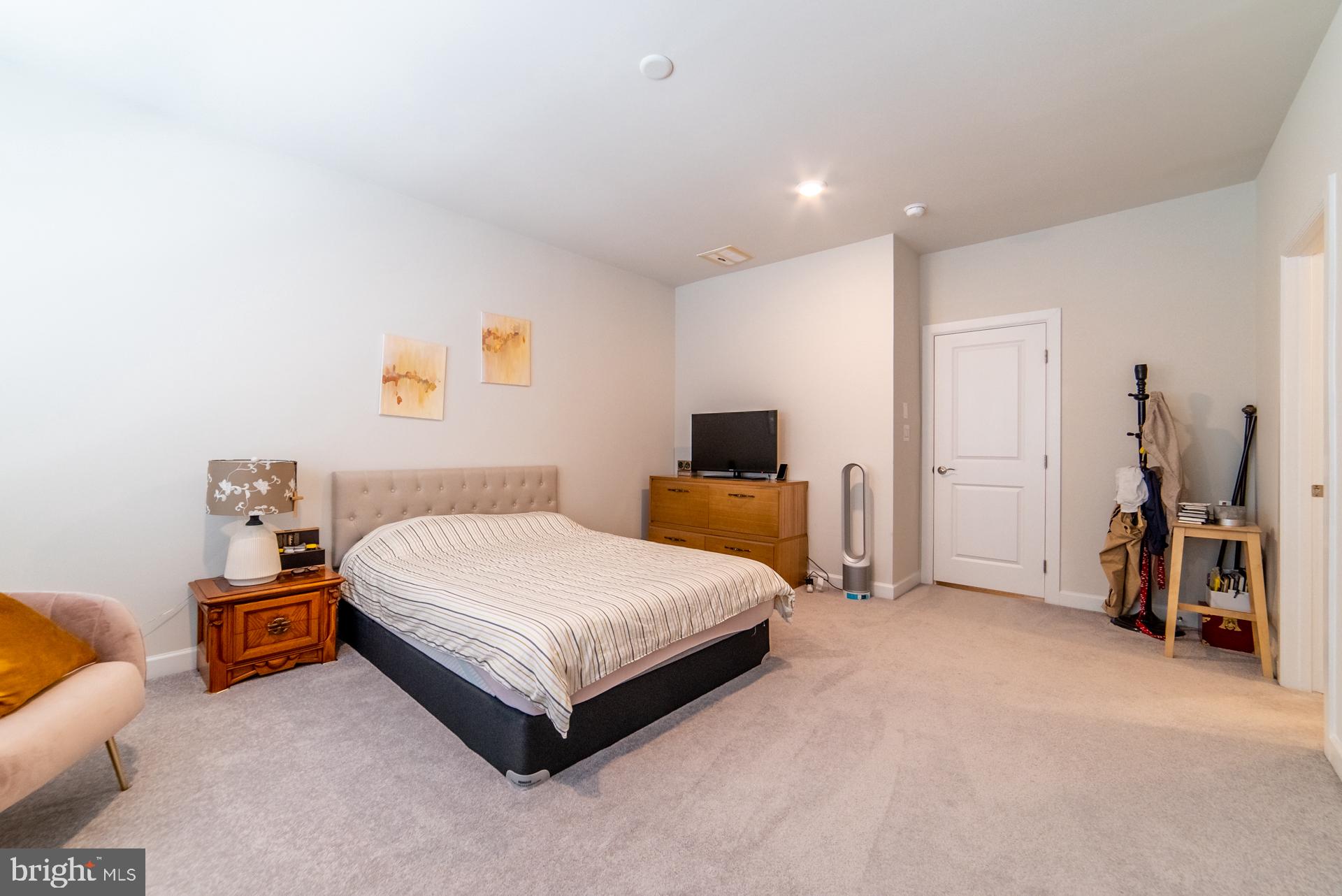 METRO ROW - Residential