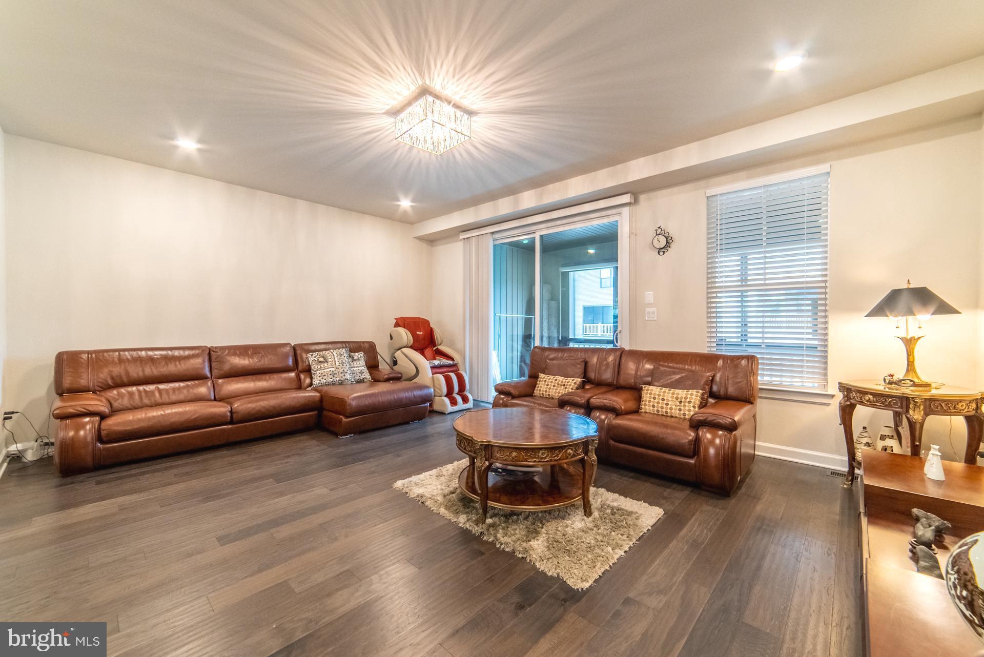 METRO ROW - Residential