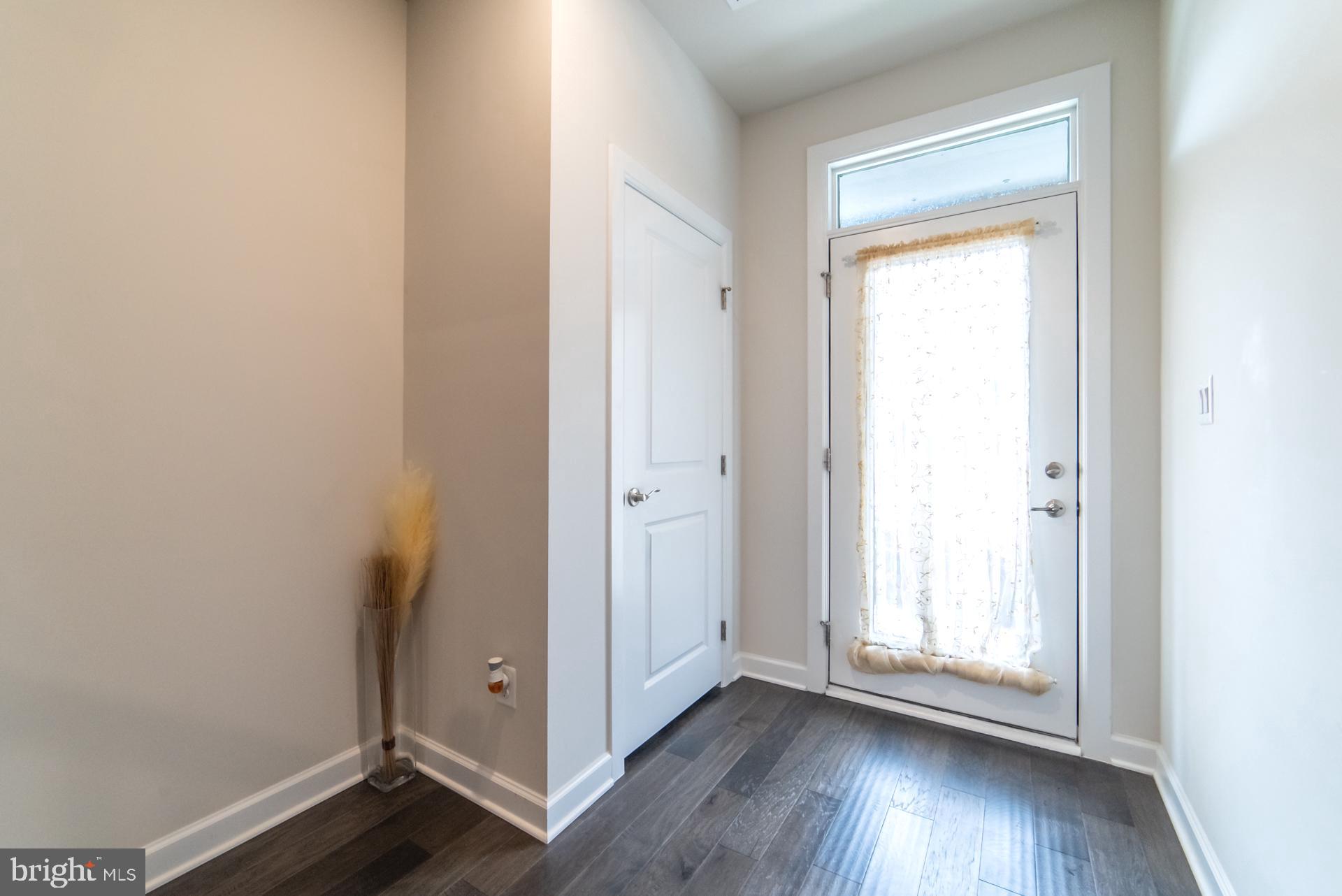 METRO ROW - Residential