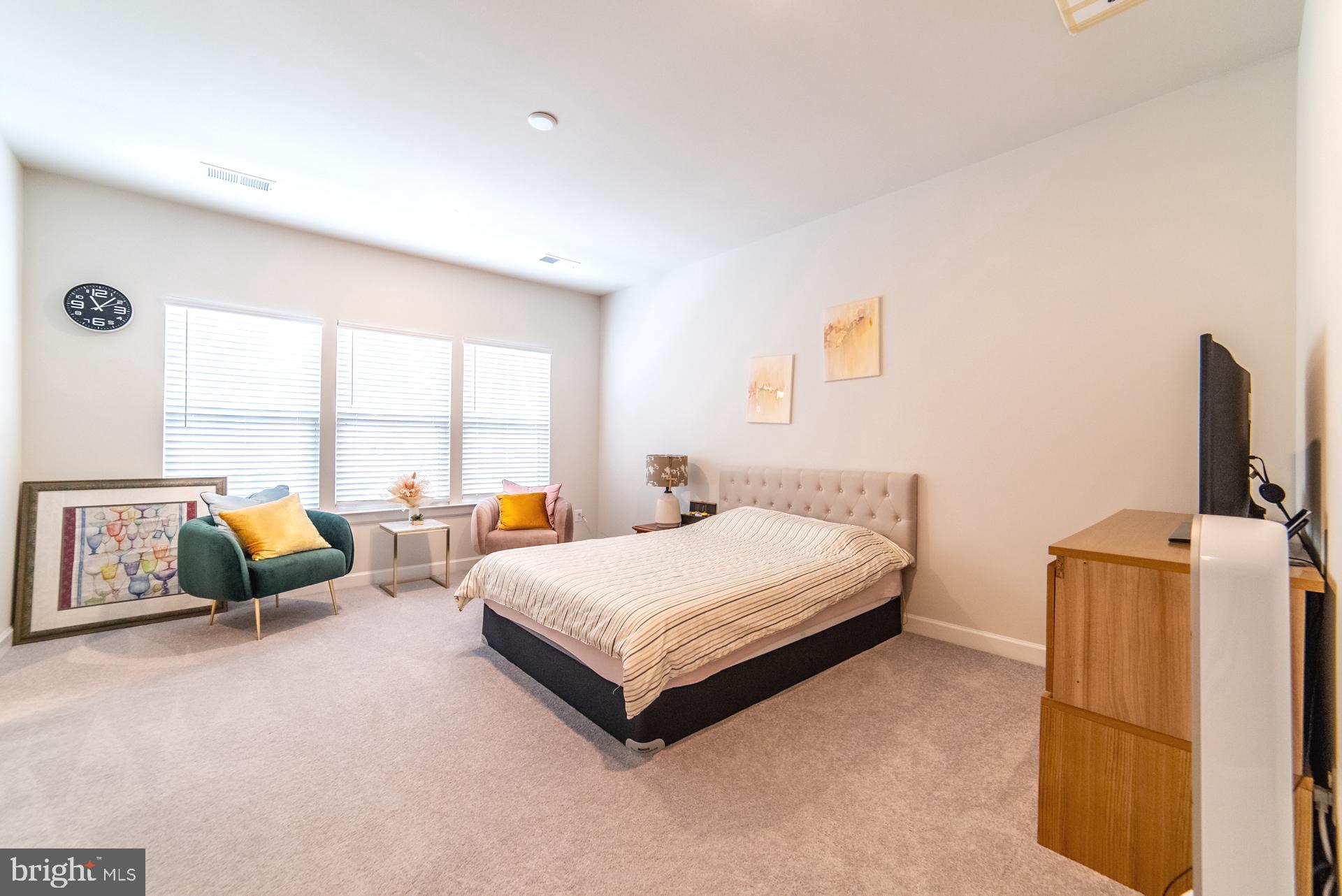 METRO ROW - Residential