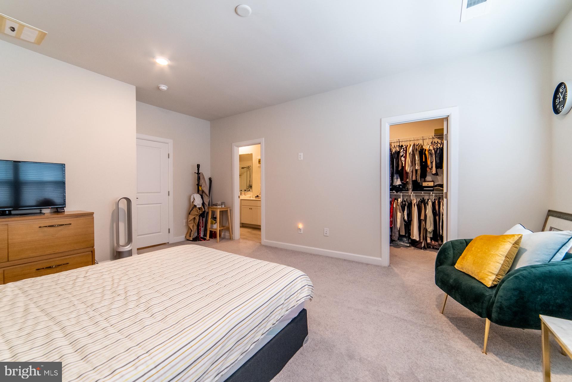 METRO ROW - Residential