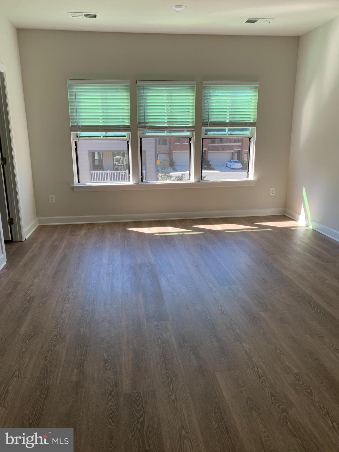 METRO ROW - Residential