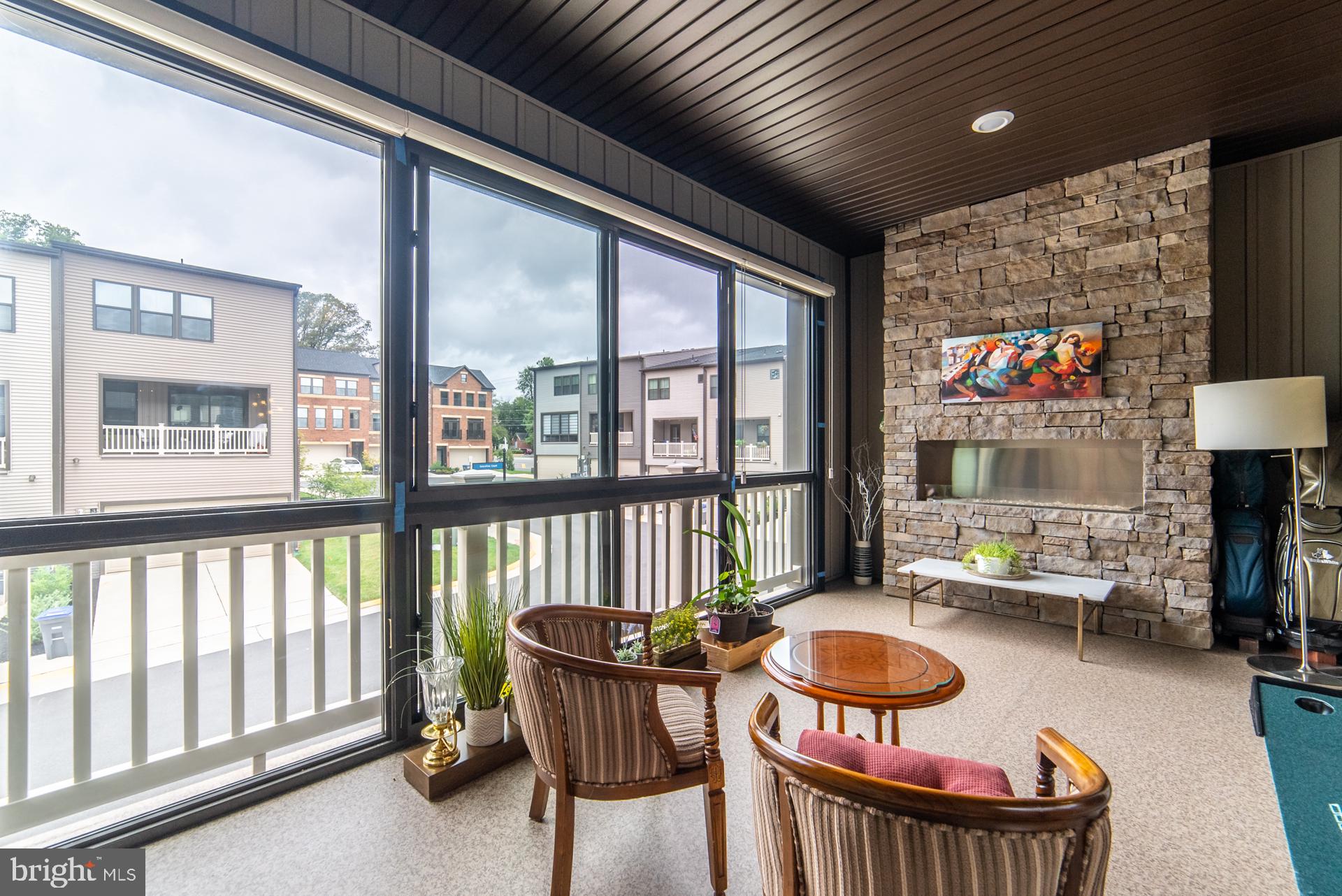 METRO ROW - Residential