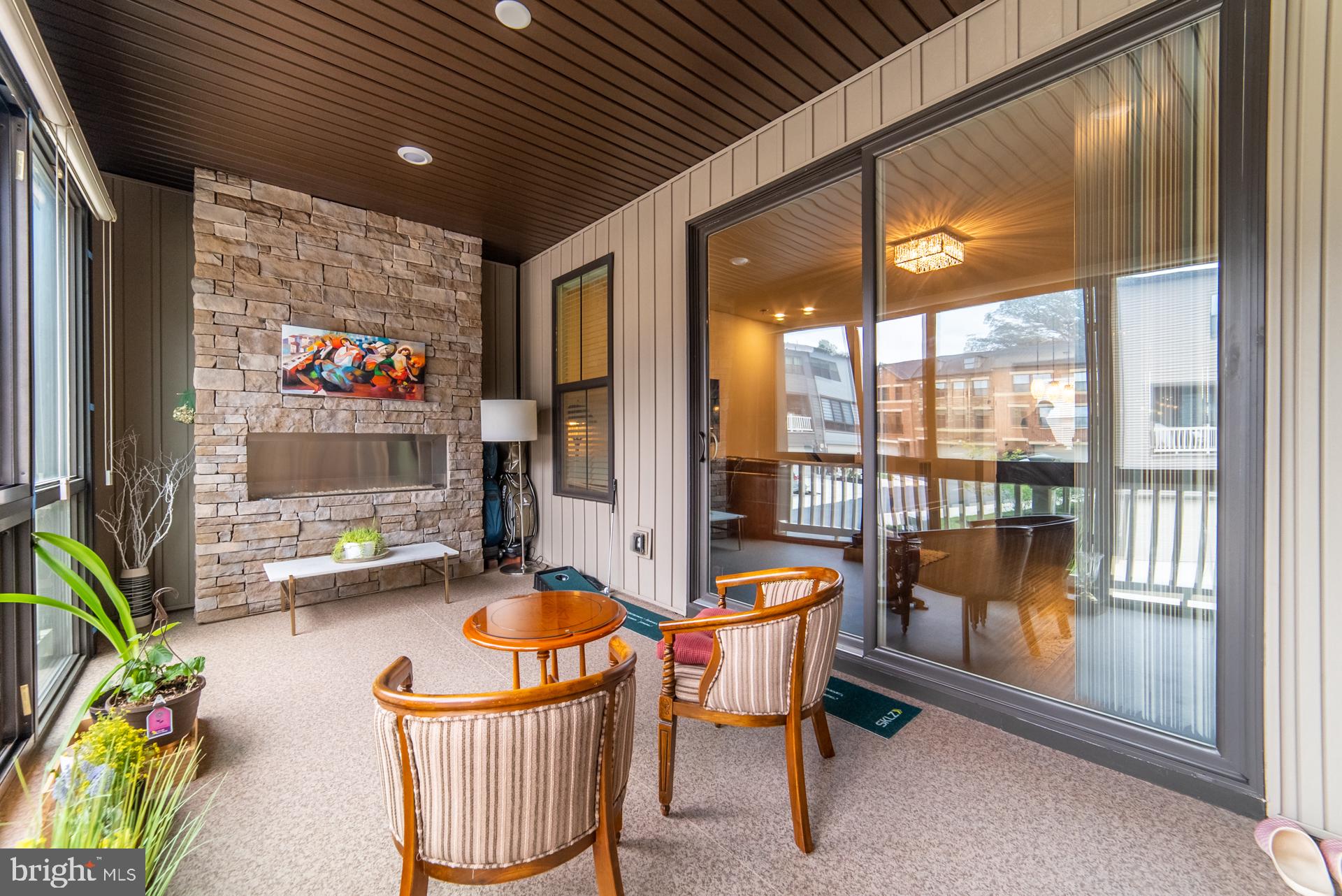 METRO ROW - Residential