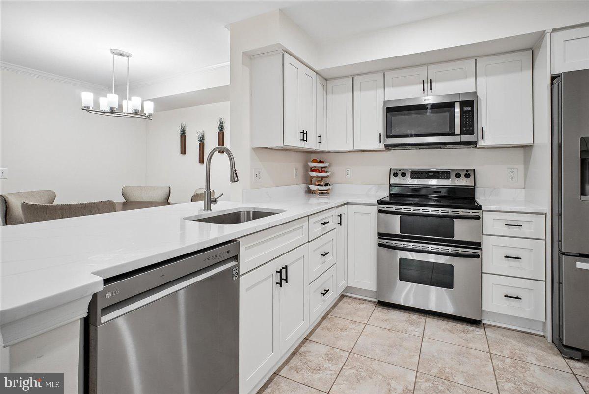 3800 RIDGE KNOLL COURT 9