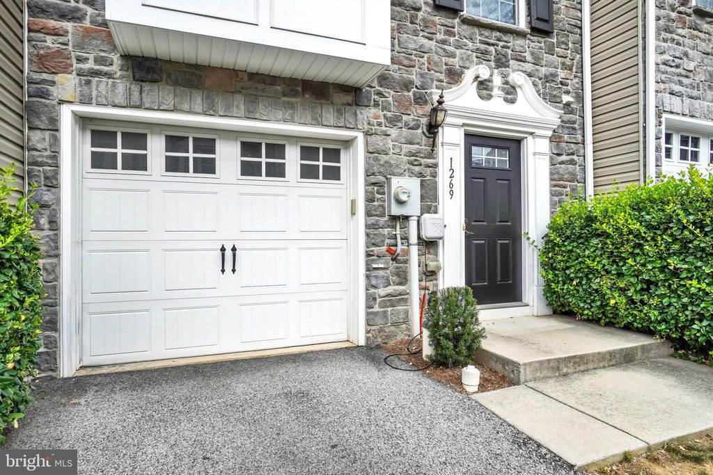 Photo of 1269 Elderslie Lane #112, YORK, PA 17403 (MLS # PAYK2091540)