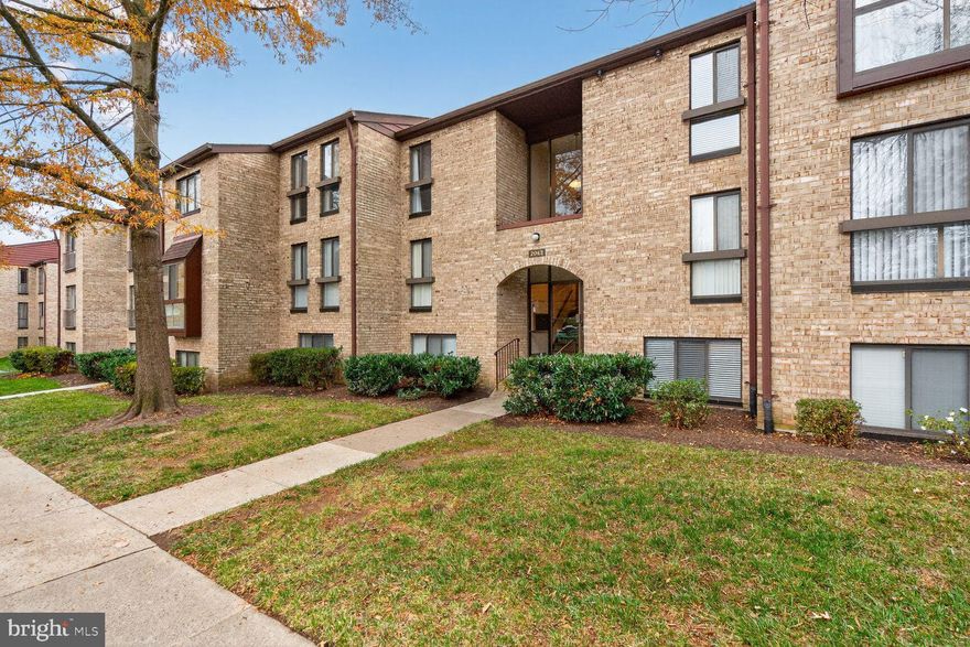 Gorgeous 2 bedroom condo. Great location close to wegmans, metro.
Ample parking. Pets allowed case by case. Rent includes trash, water and sewer. 
Tenant pays for electric/gas
Updated kitchen and bathroom.