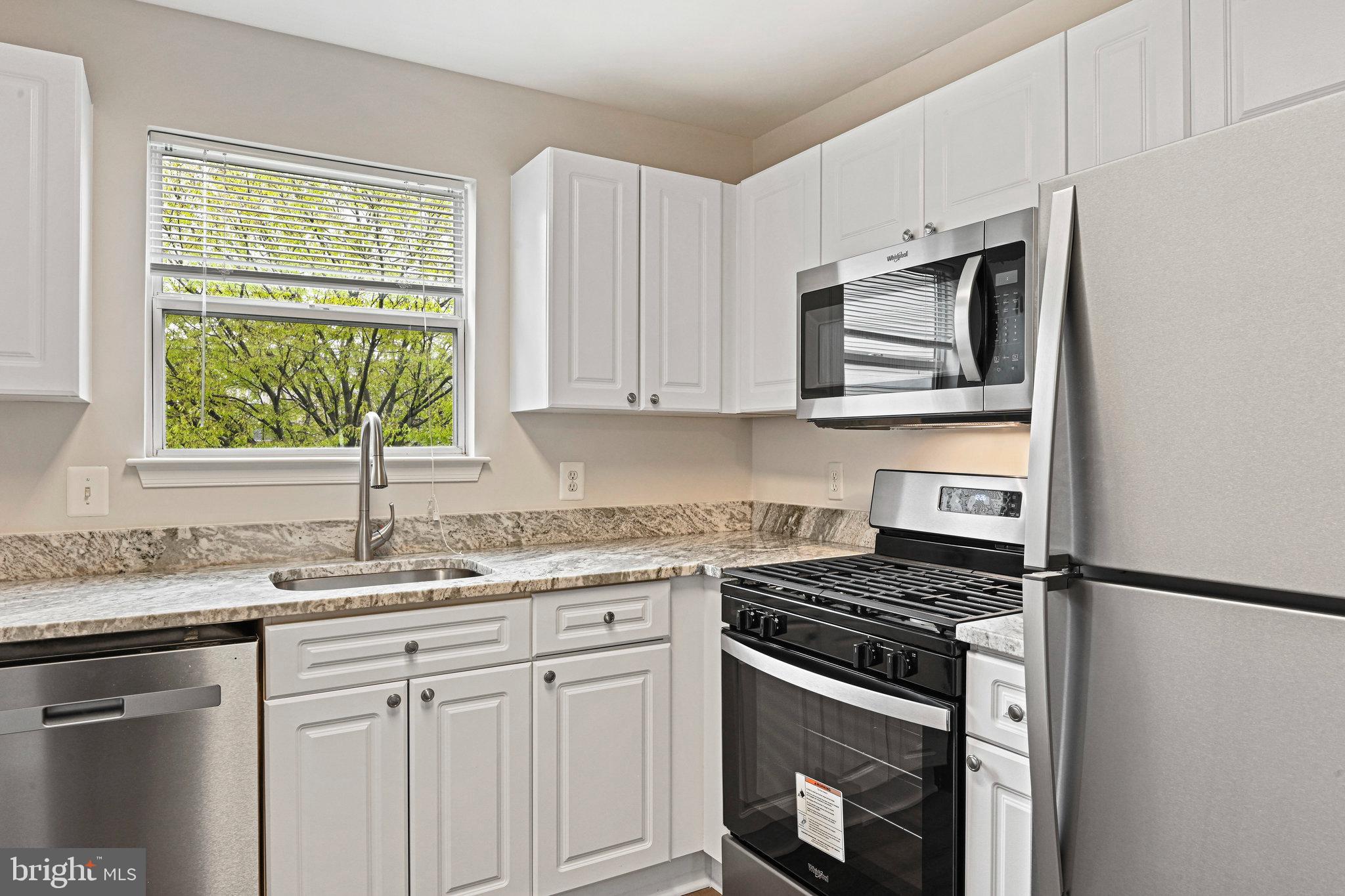 LAKESHORE CONDO - Residential