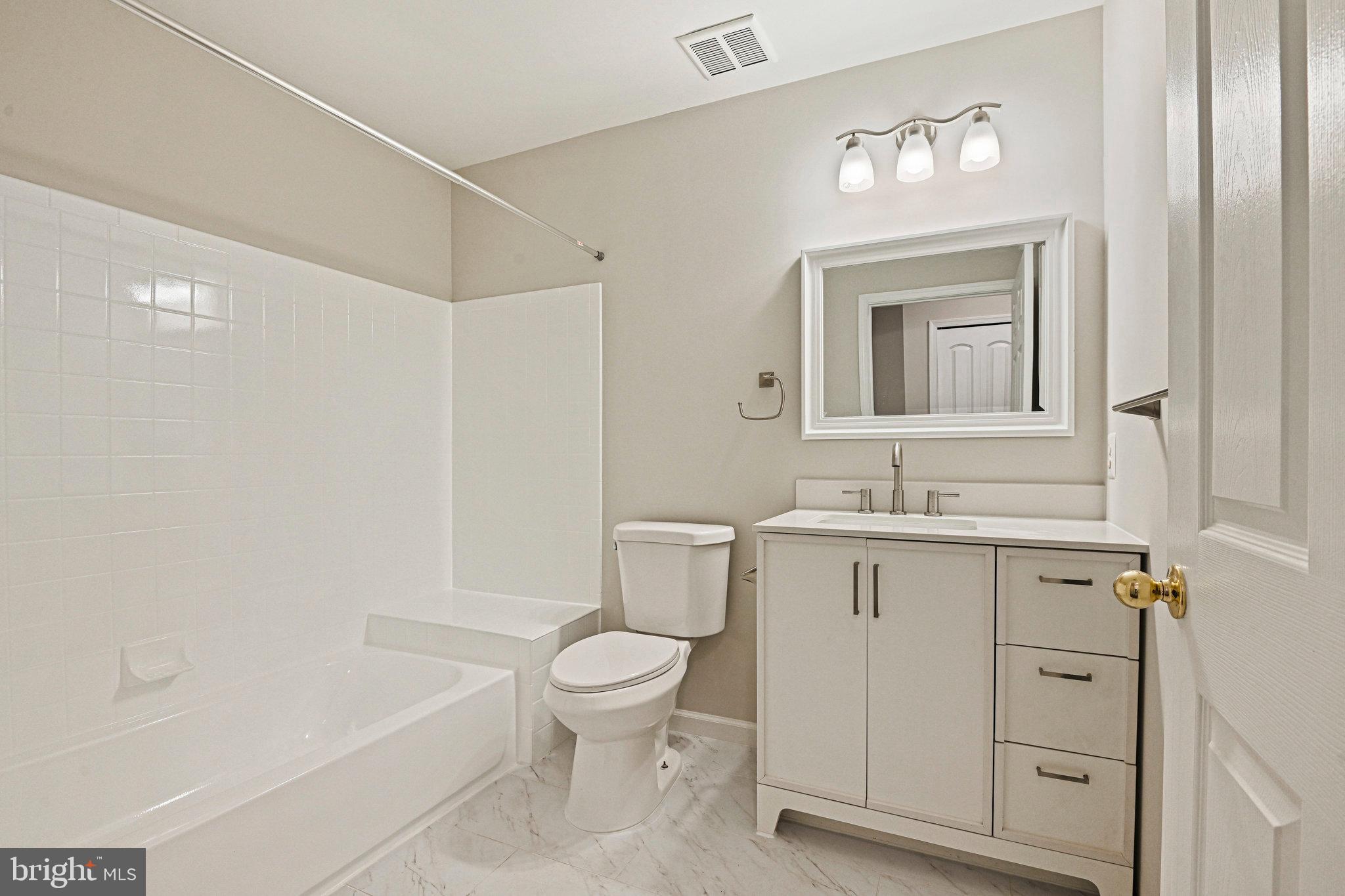 LAKESHORE CONDO - Residential