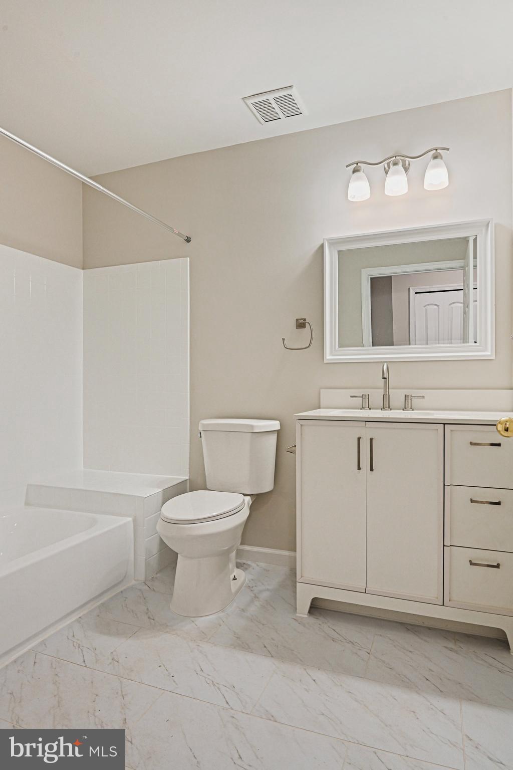 LAKESHORE CONDO - Residential