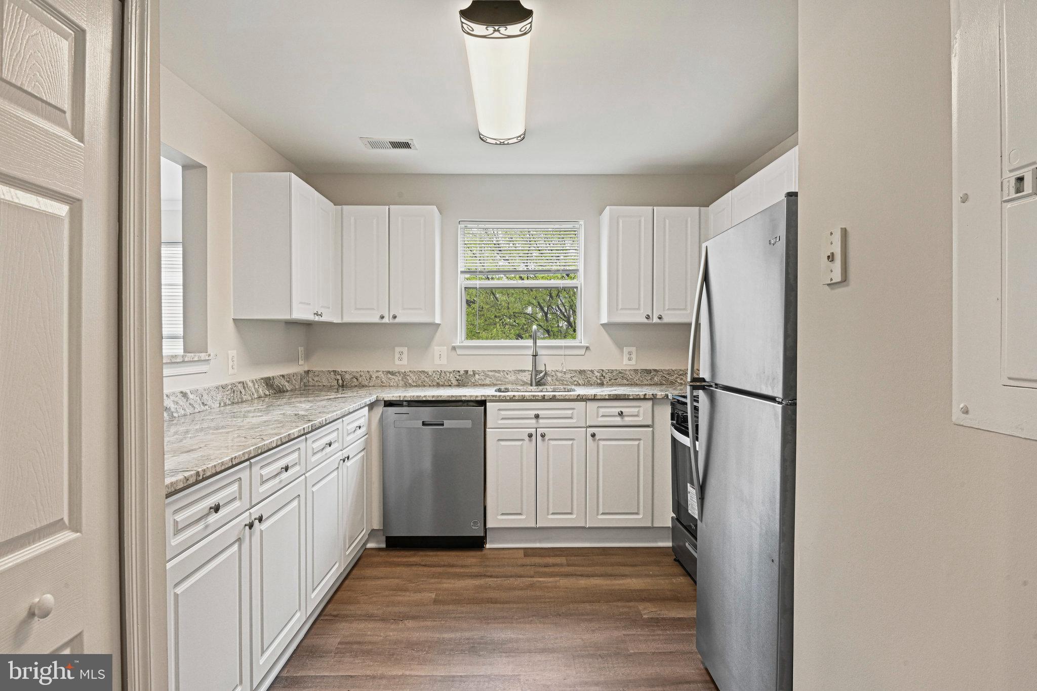 LAKESHORE CONDO - Residential