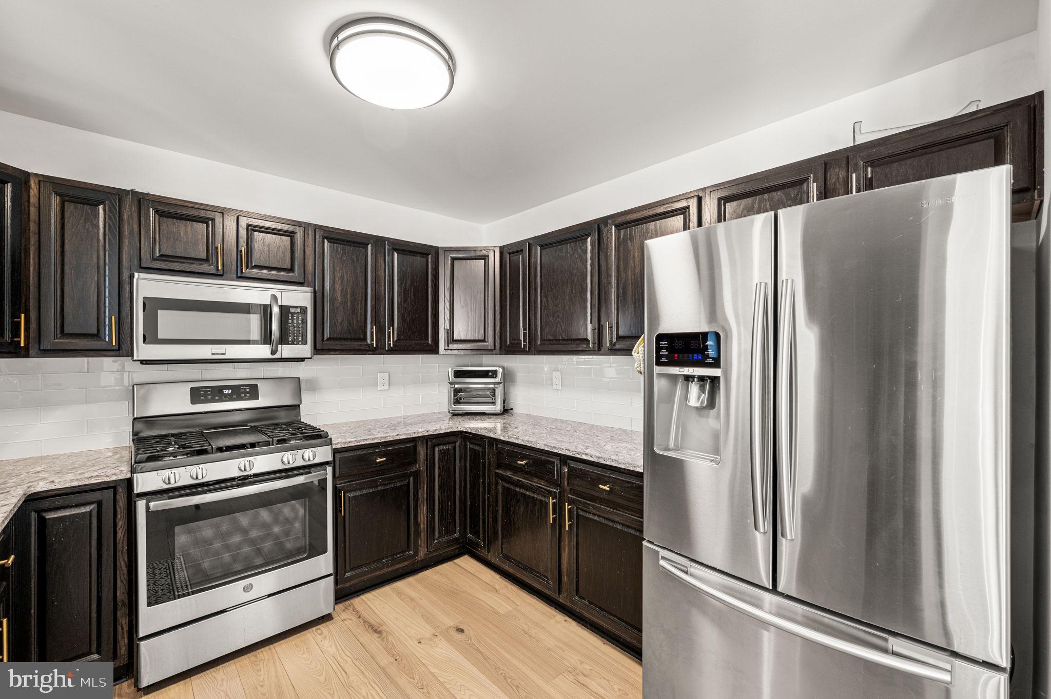 COURT AT THE LEDGES - Residential