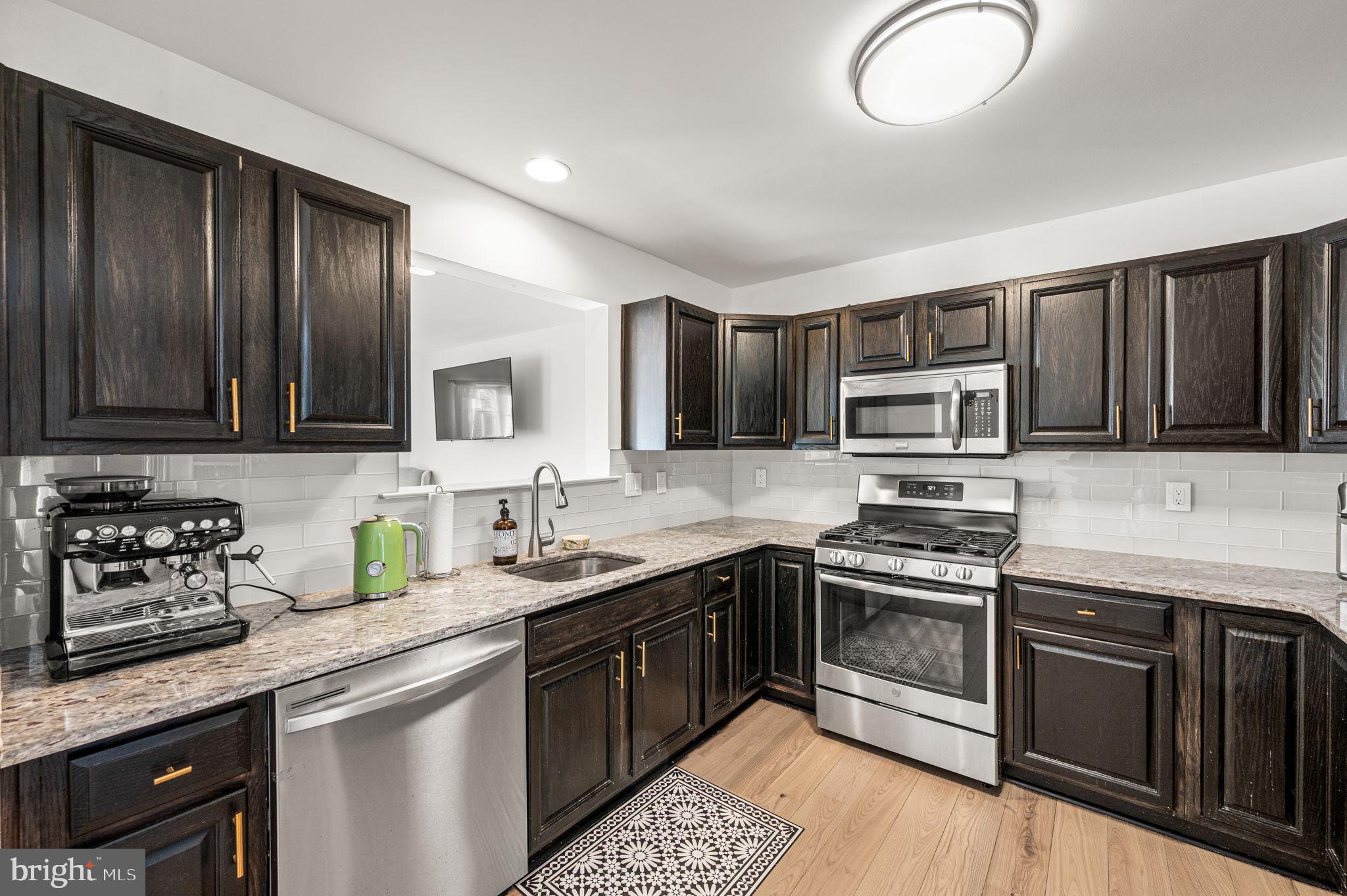 COURT AT THE LEDGES - Residential