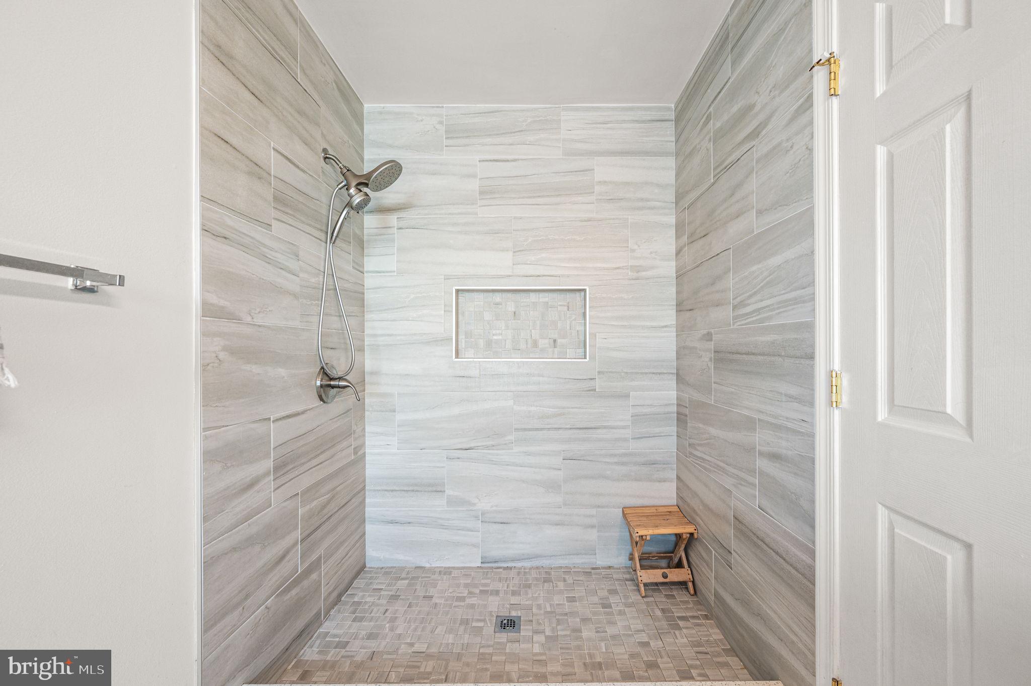 COURT AT THE LEDGES - Residential