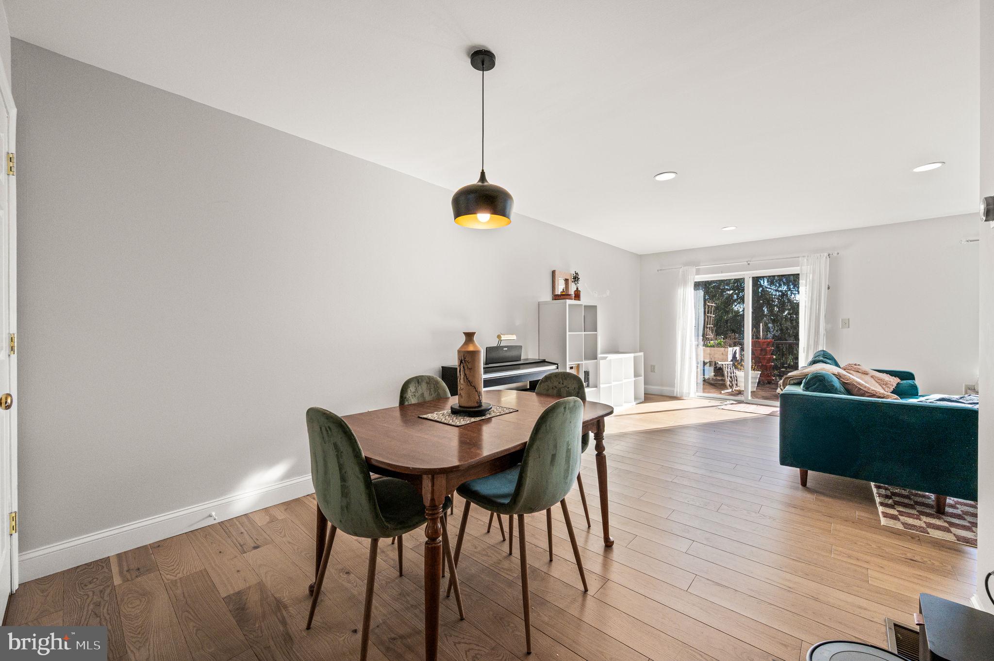 COURT AT THE LEDGES - Residential