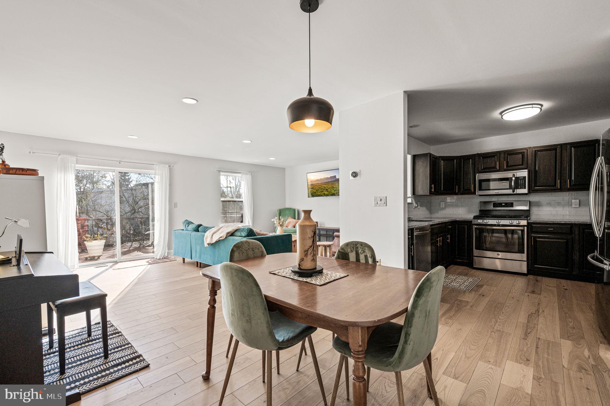 COURT AT THE LEDGES - Residential