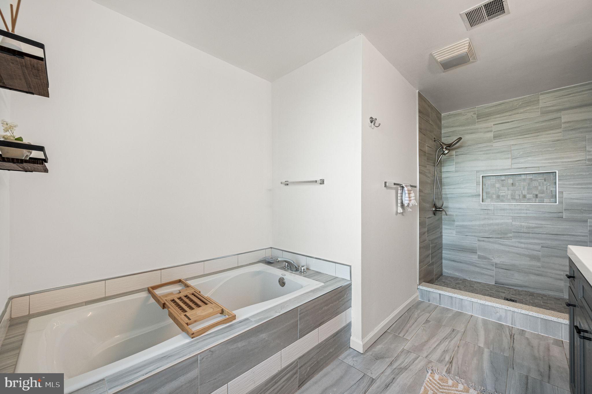 COURT AT THE LEDGES - Residential