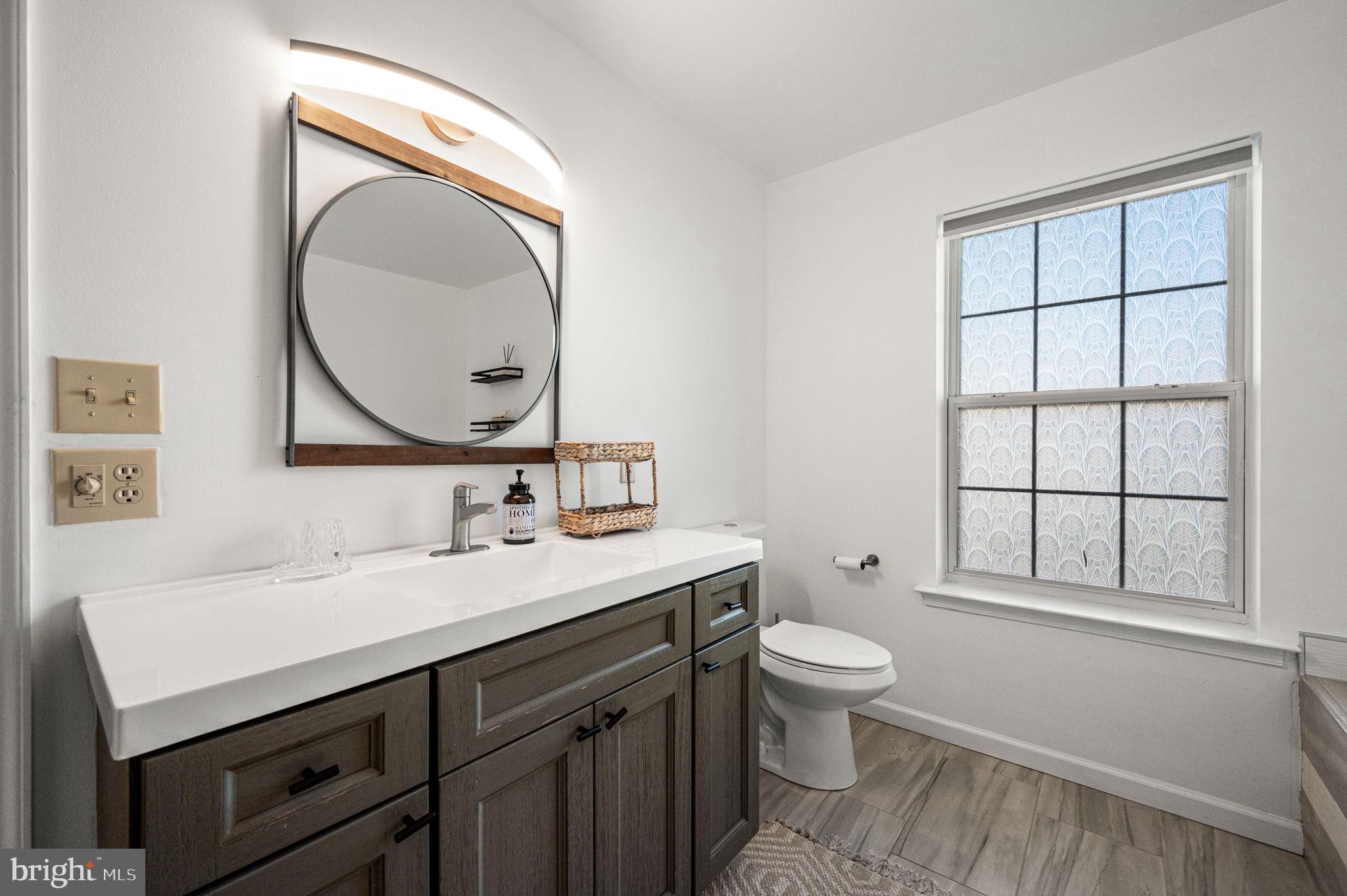 COURT AT THE LEDGES - Residential