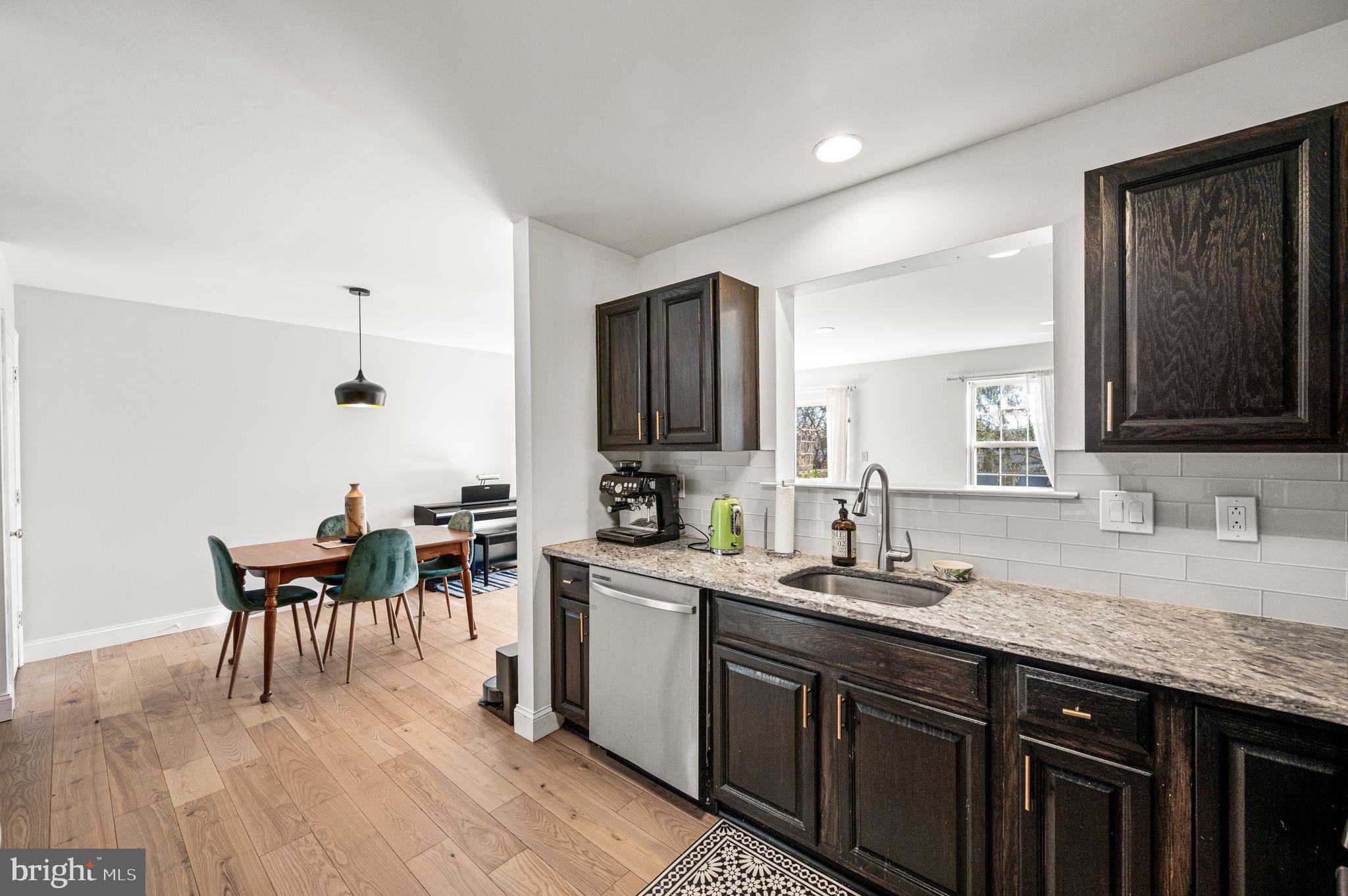 COURT AT THE LEDGES - Residential