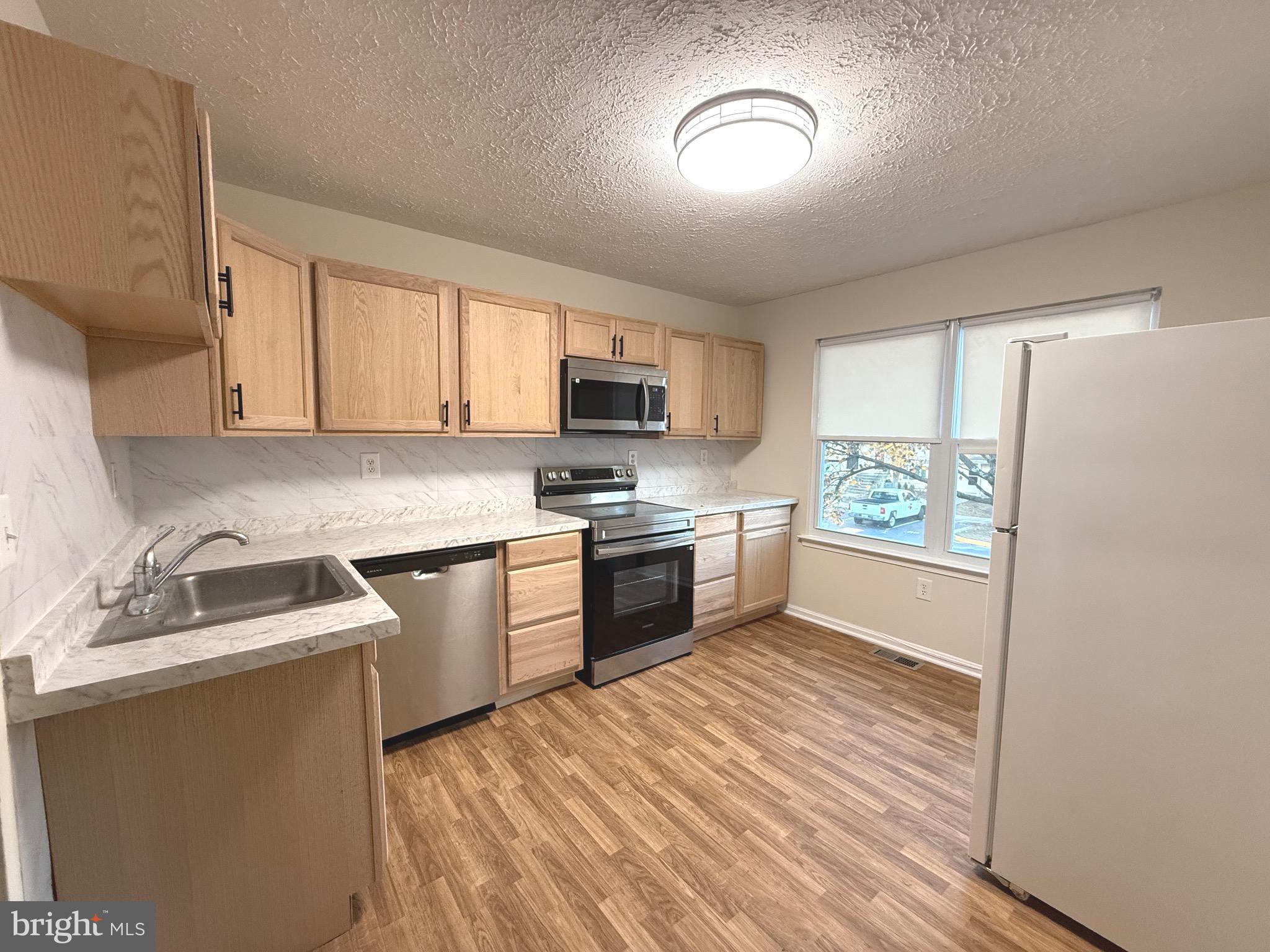 RIVERSIDE RUN IND HEAD - Residential