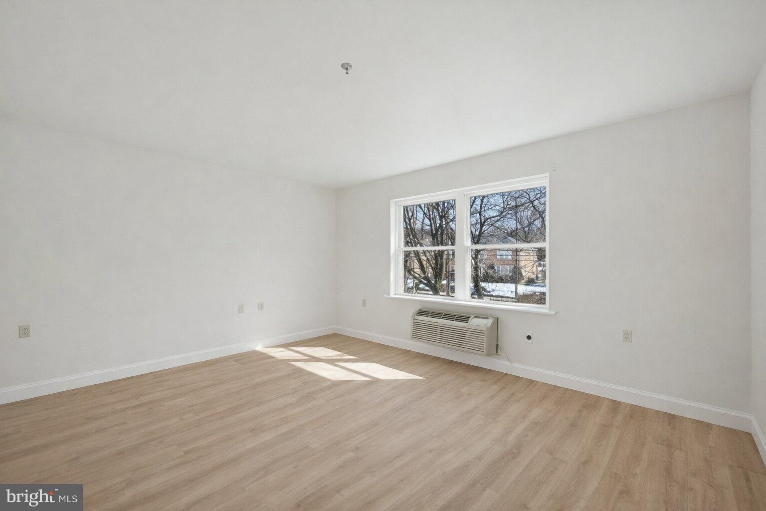 EMMAUS - Commercial Sale