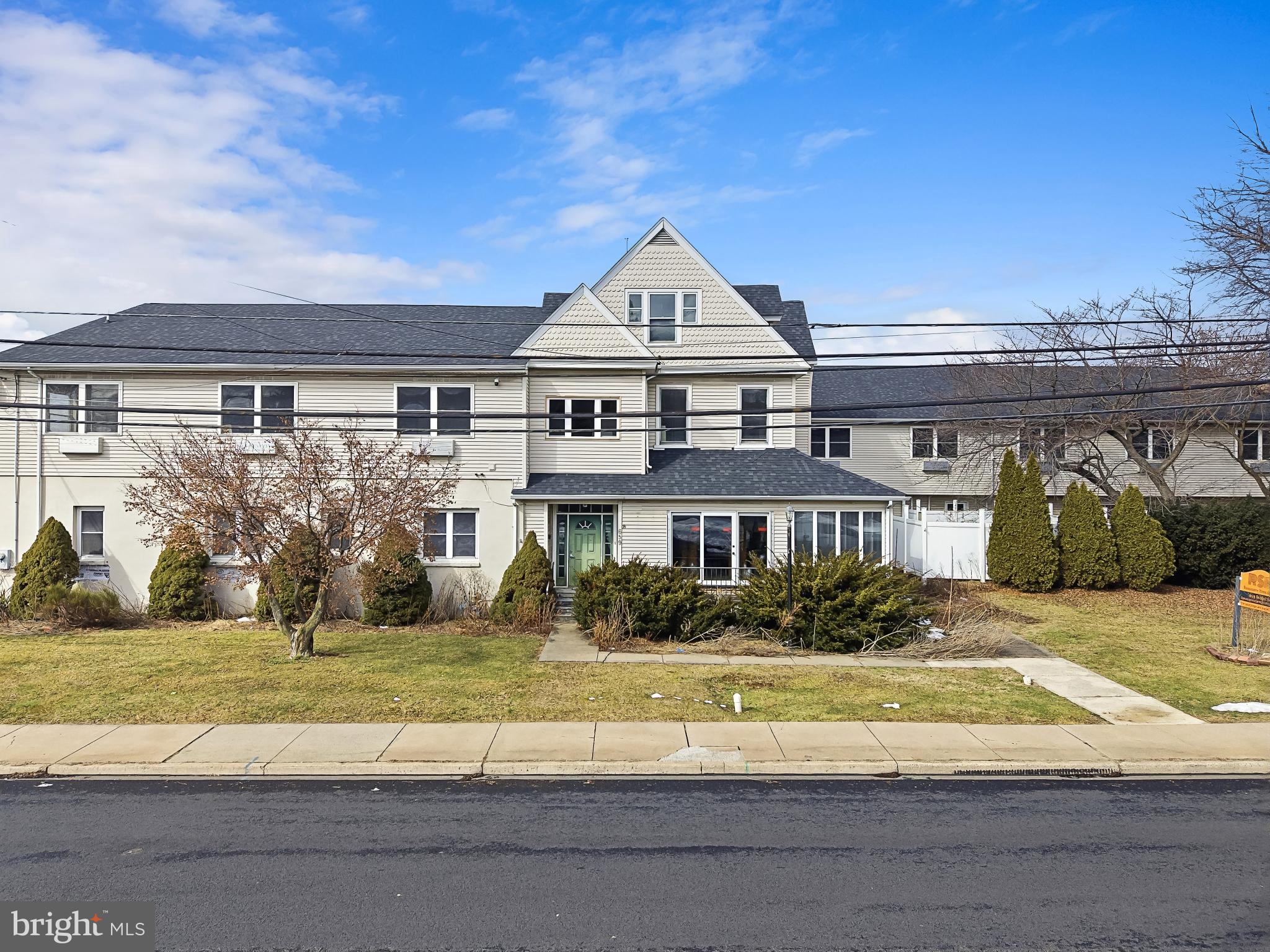 EMMAUS - Commercial Sale