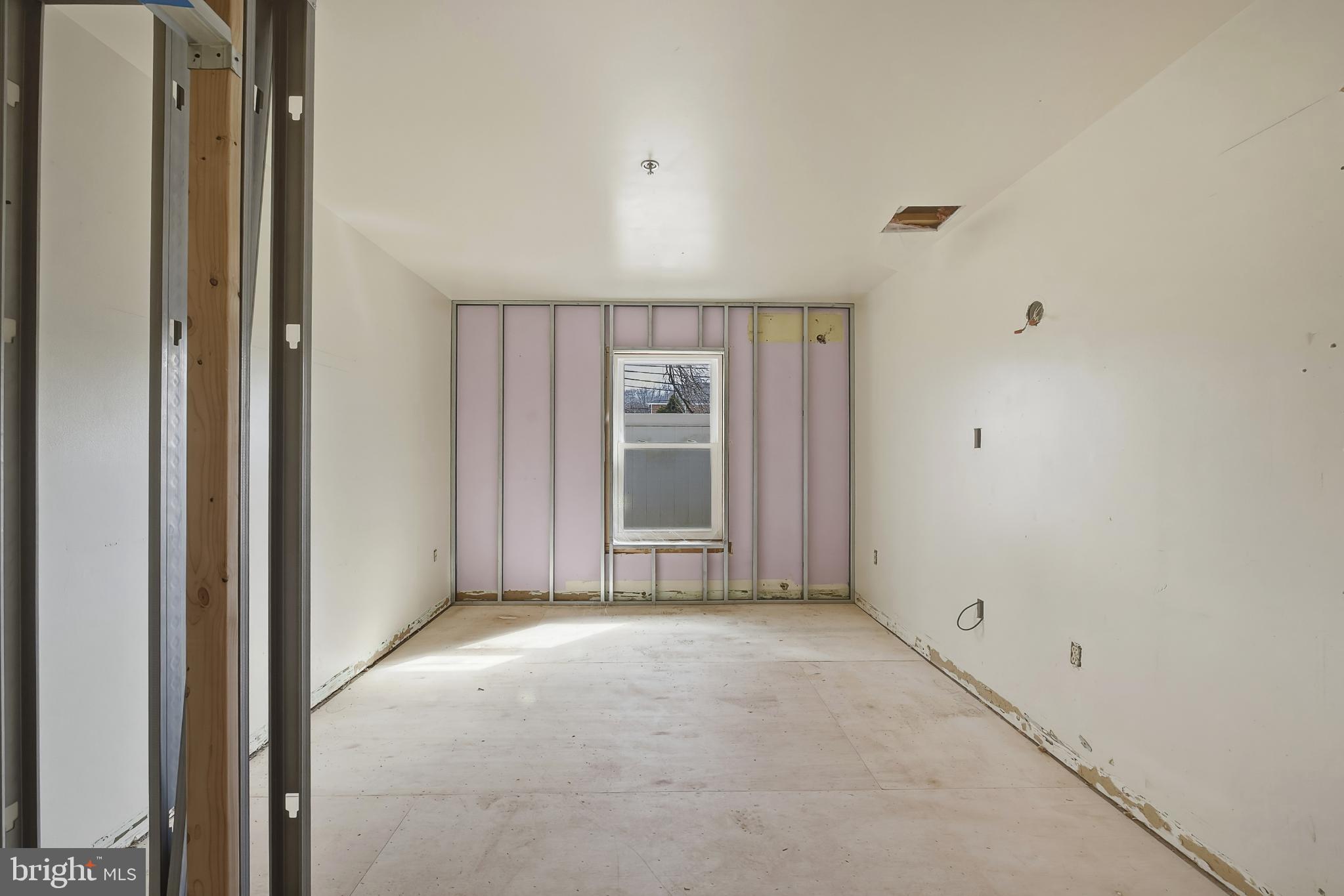 EMMAUS - Commercial Sale