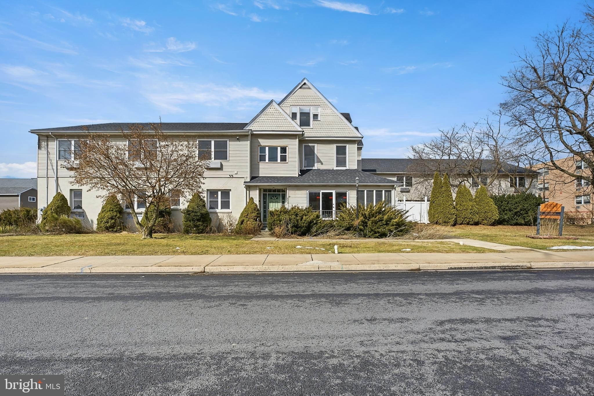 EMMAUS - Commercial Sale