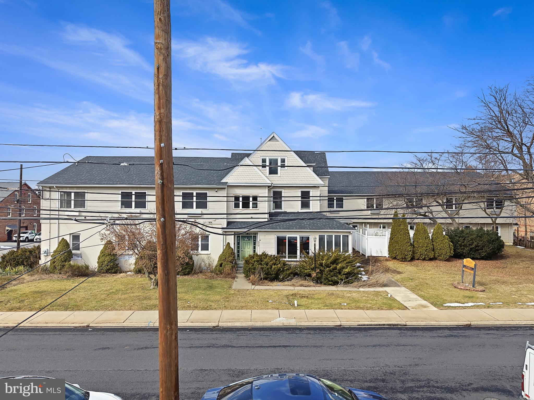 EMMAUS - Commercial Sale