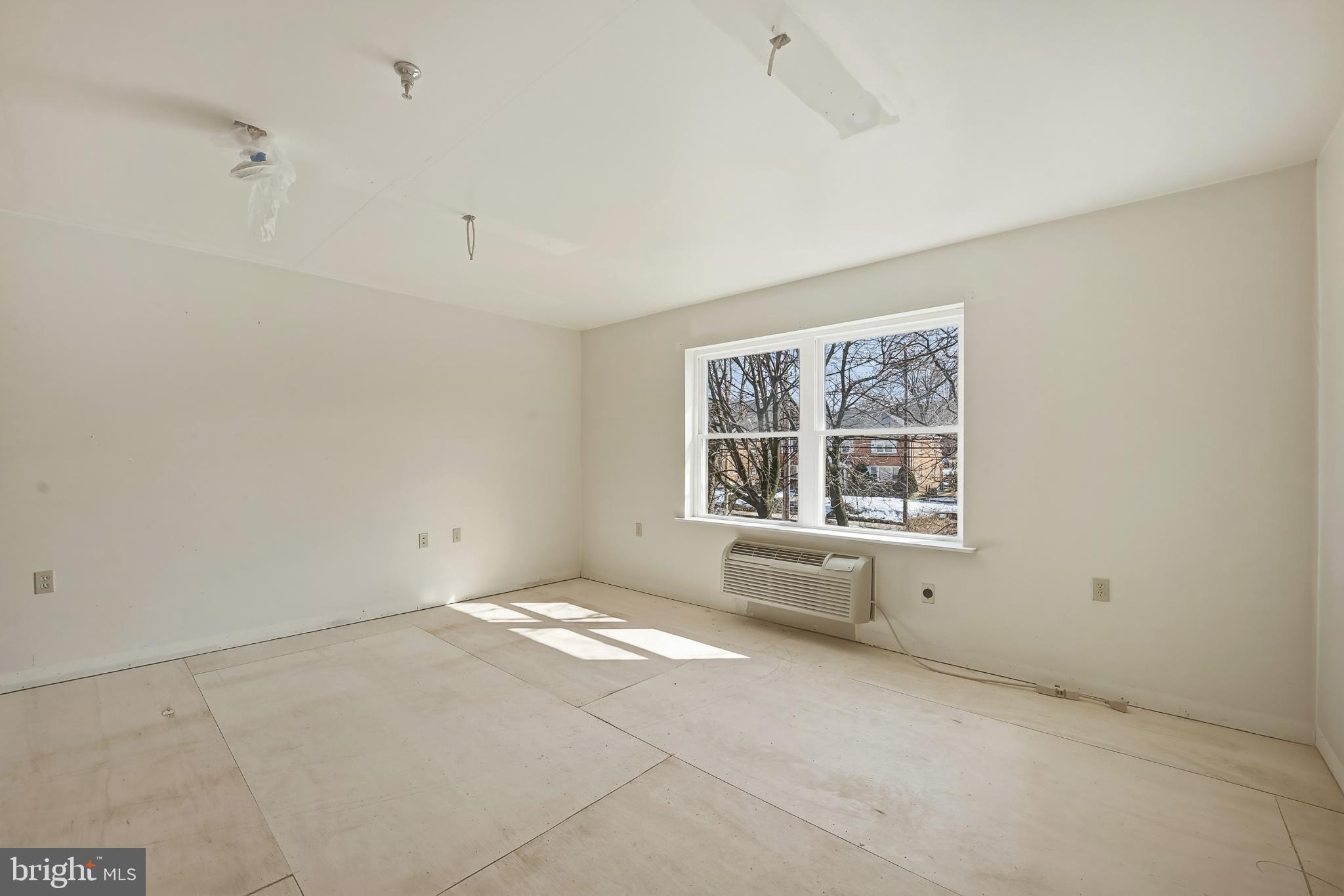 EMMAUS - Commercial Sale