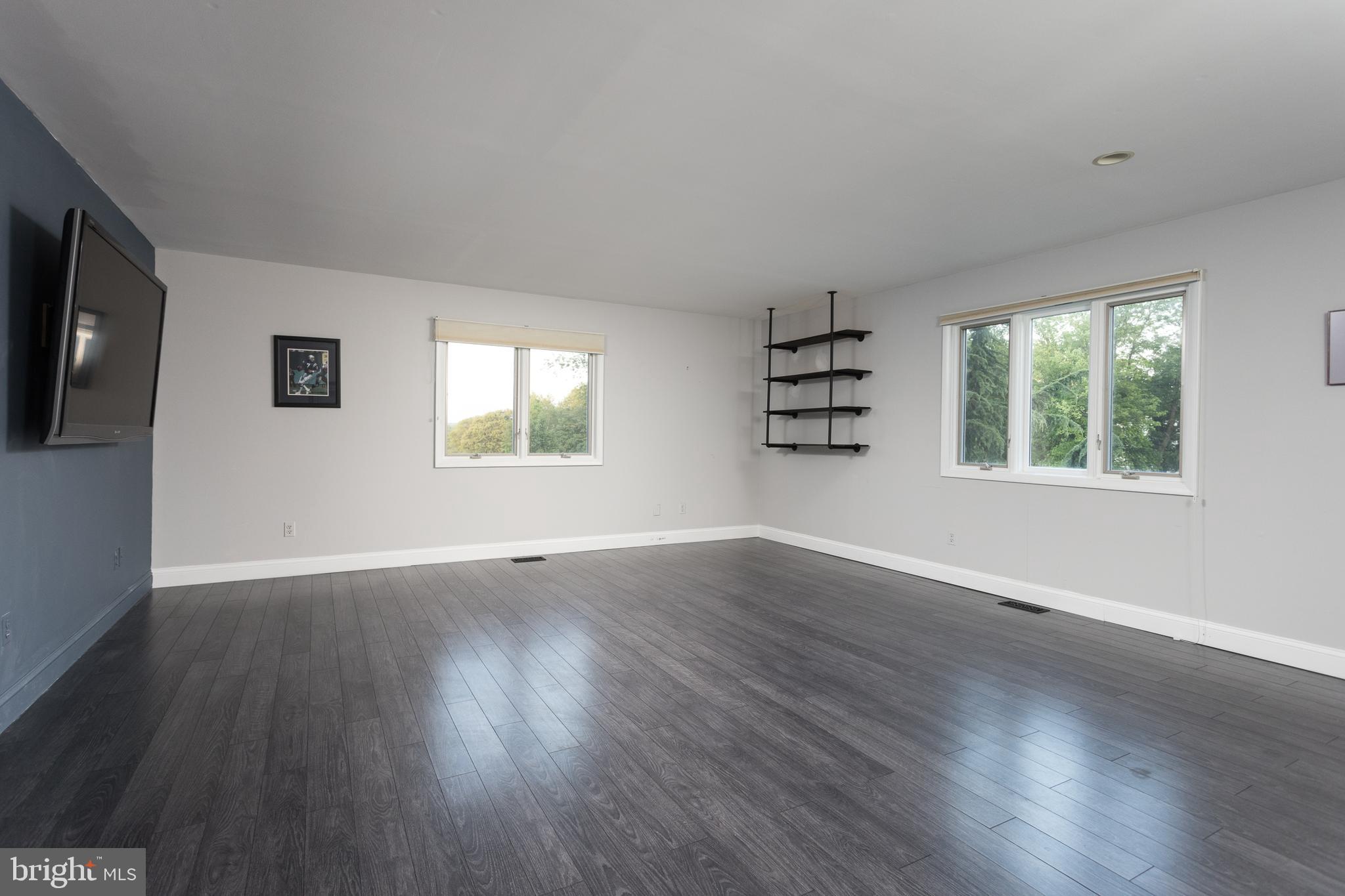 LOCKSLEY MANOR - Residential