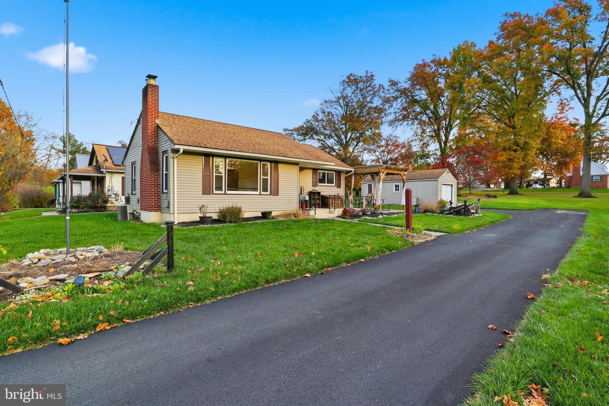 MOUNT JOY - Residential