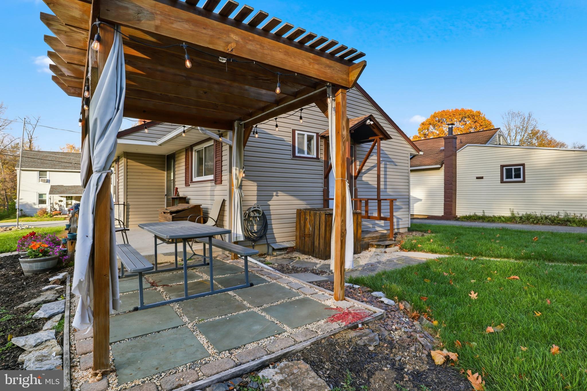 MOUNT JOY - Residential