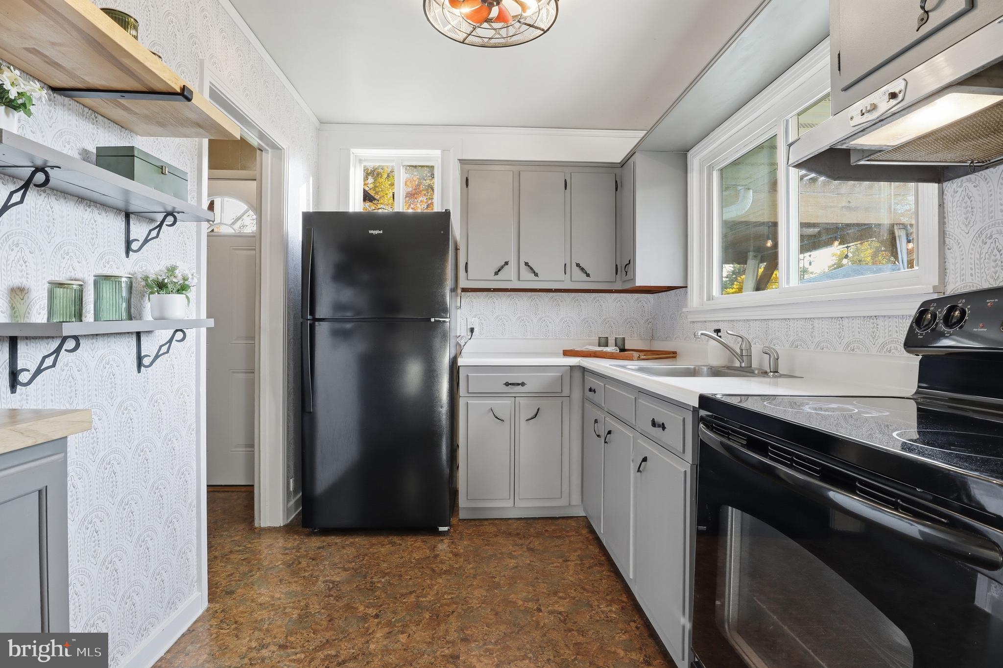 MOUNT JOY - Residential