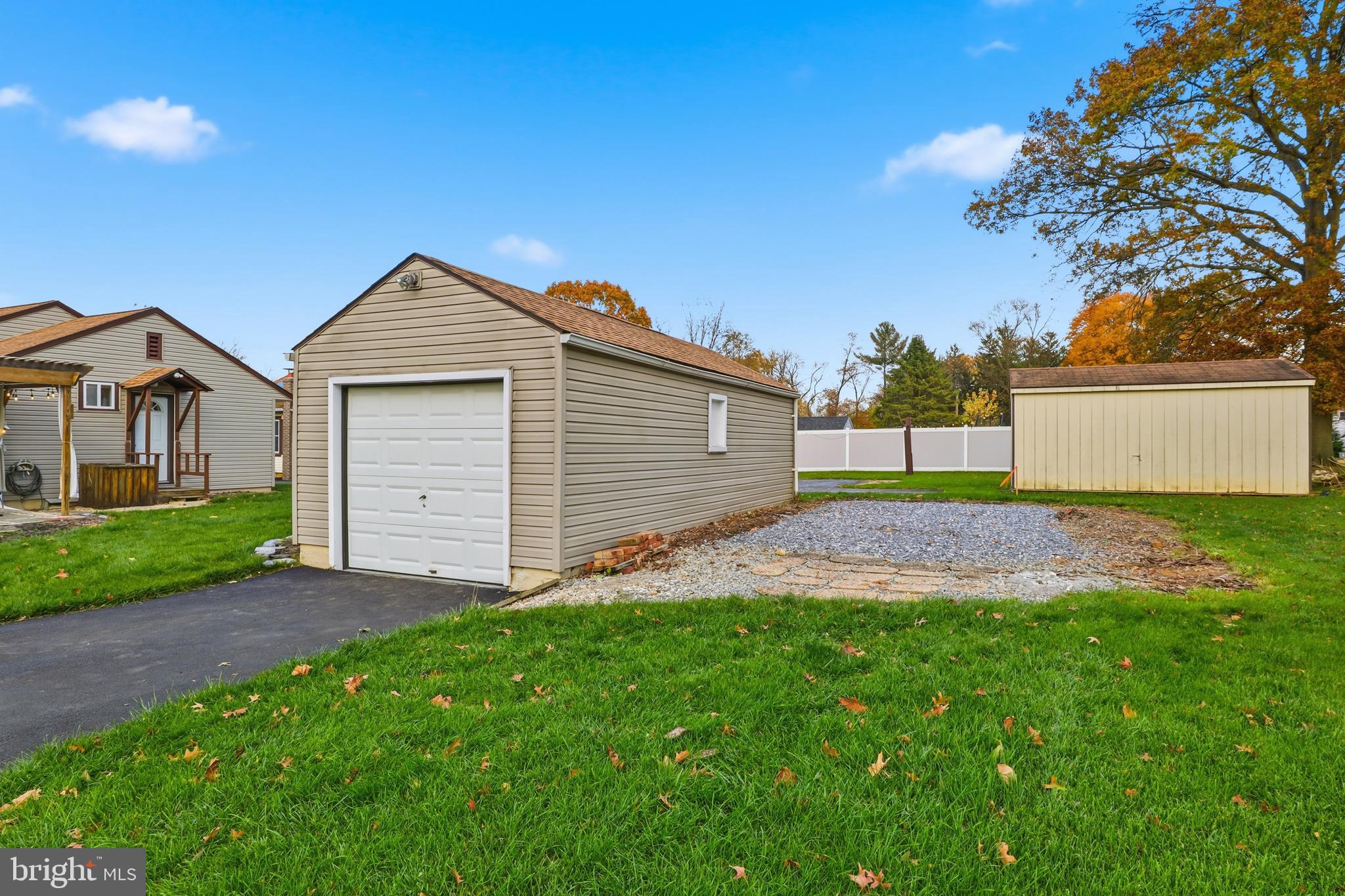 MOUNT JOY - Residential