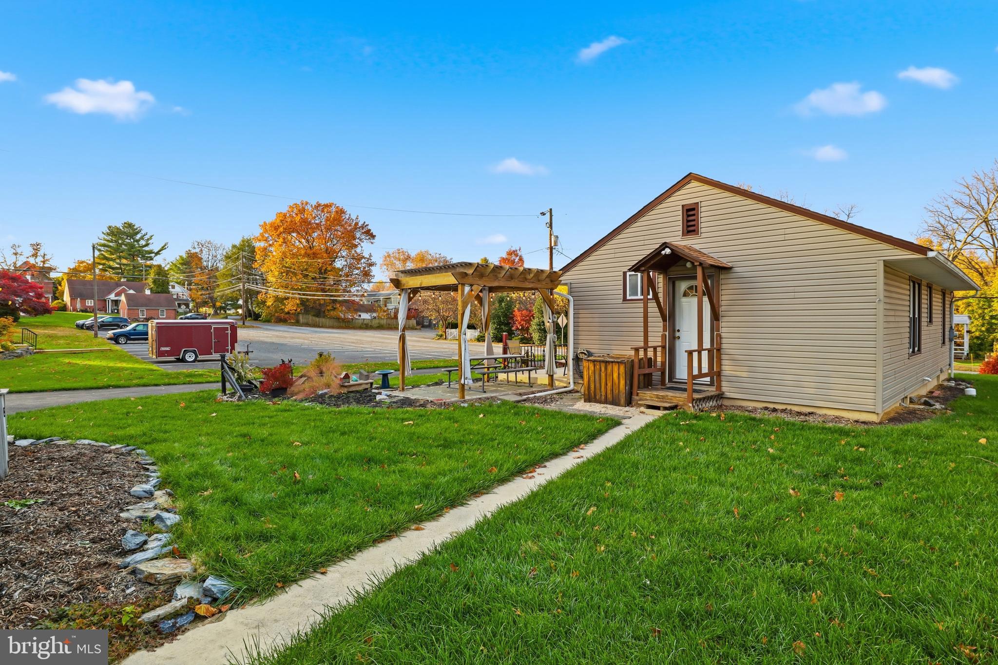 MOUNT JOY - Residential