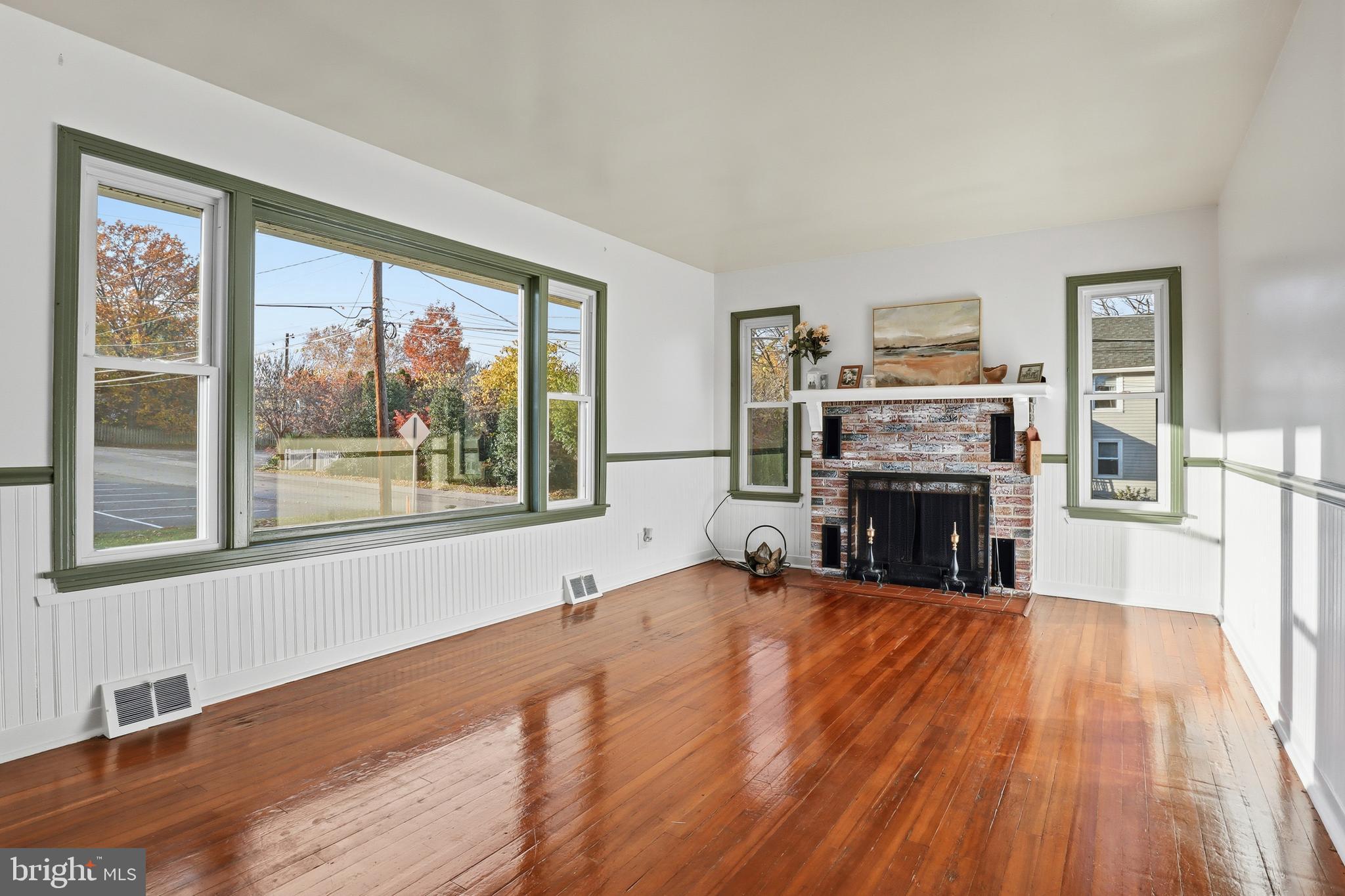 MOUNT JOY - Residential