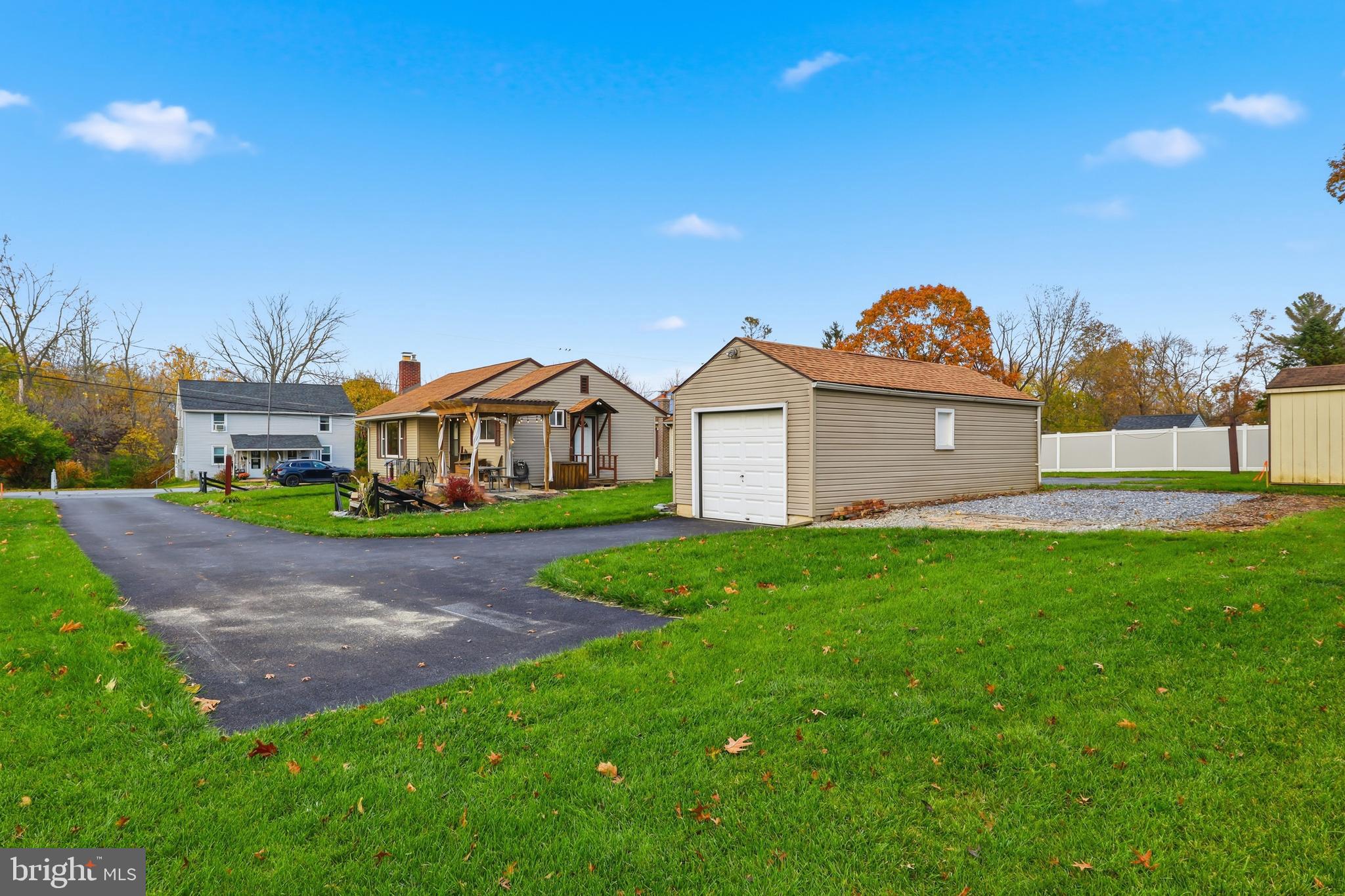 MOUNT JOY - Residential