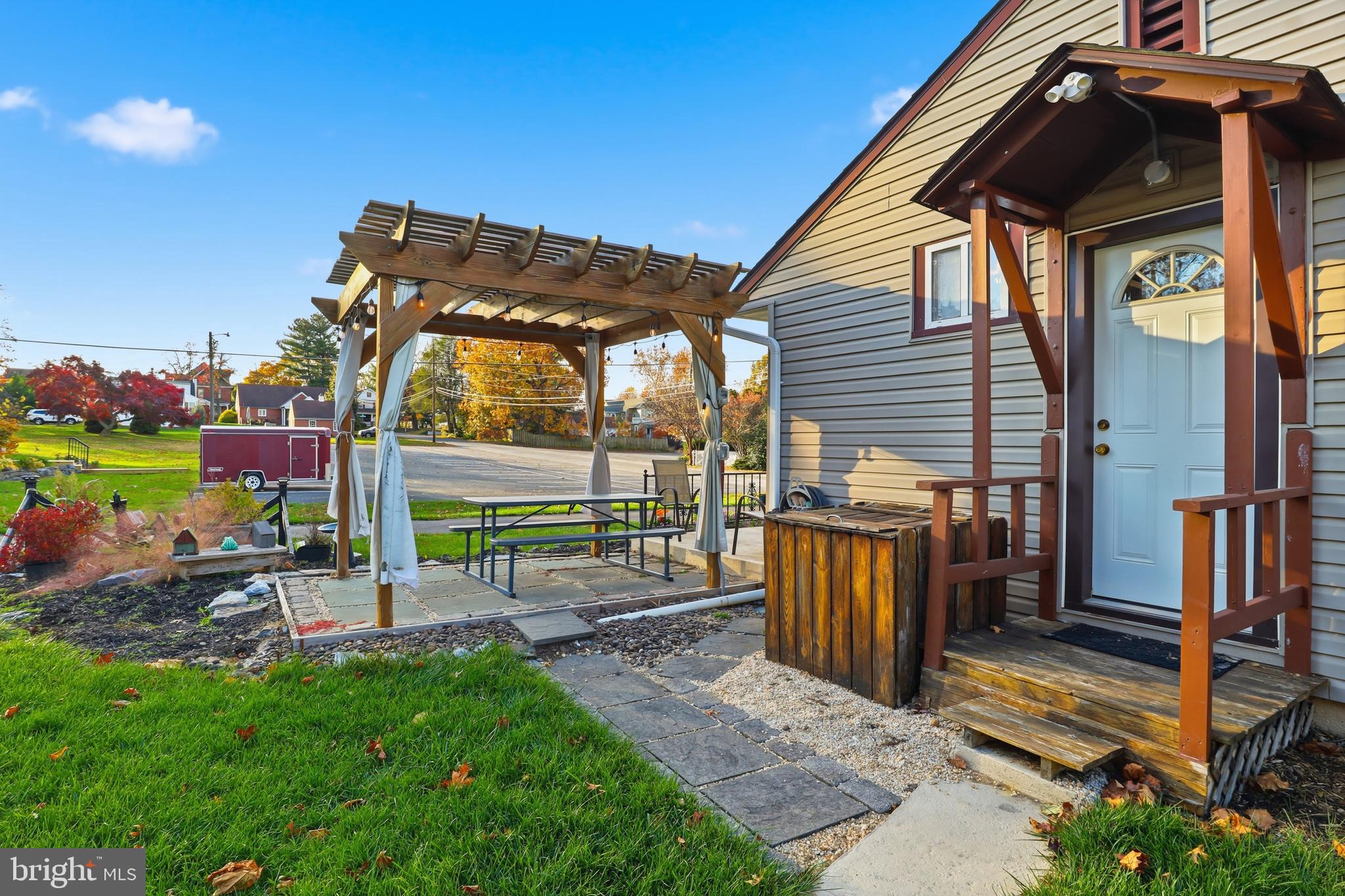 MOUNT JOY - Residential