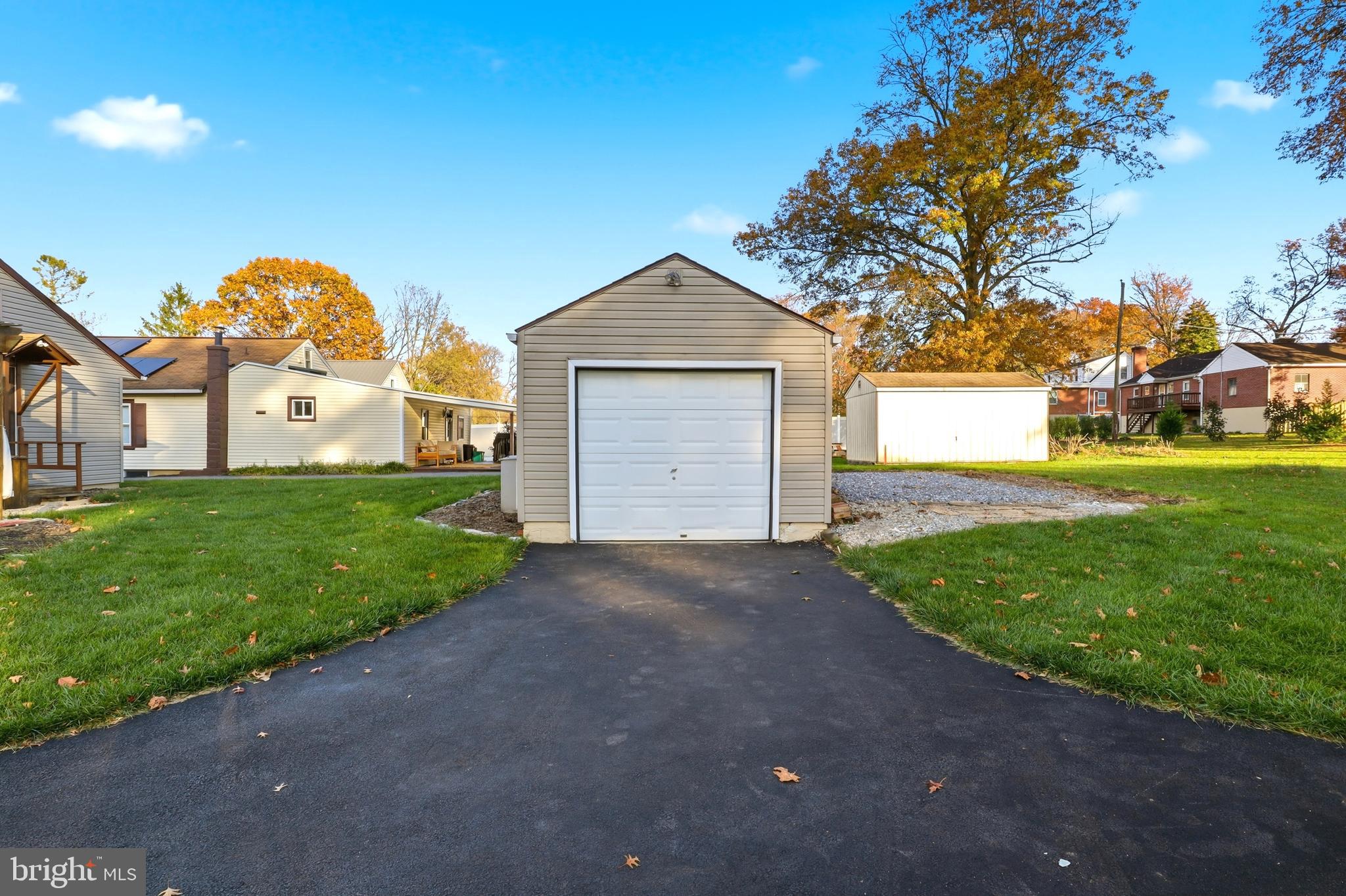 MOUNT JOY - Residential