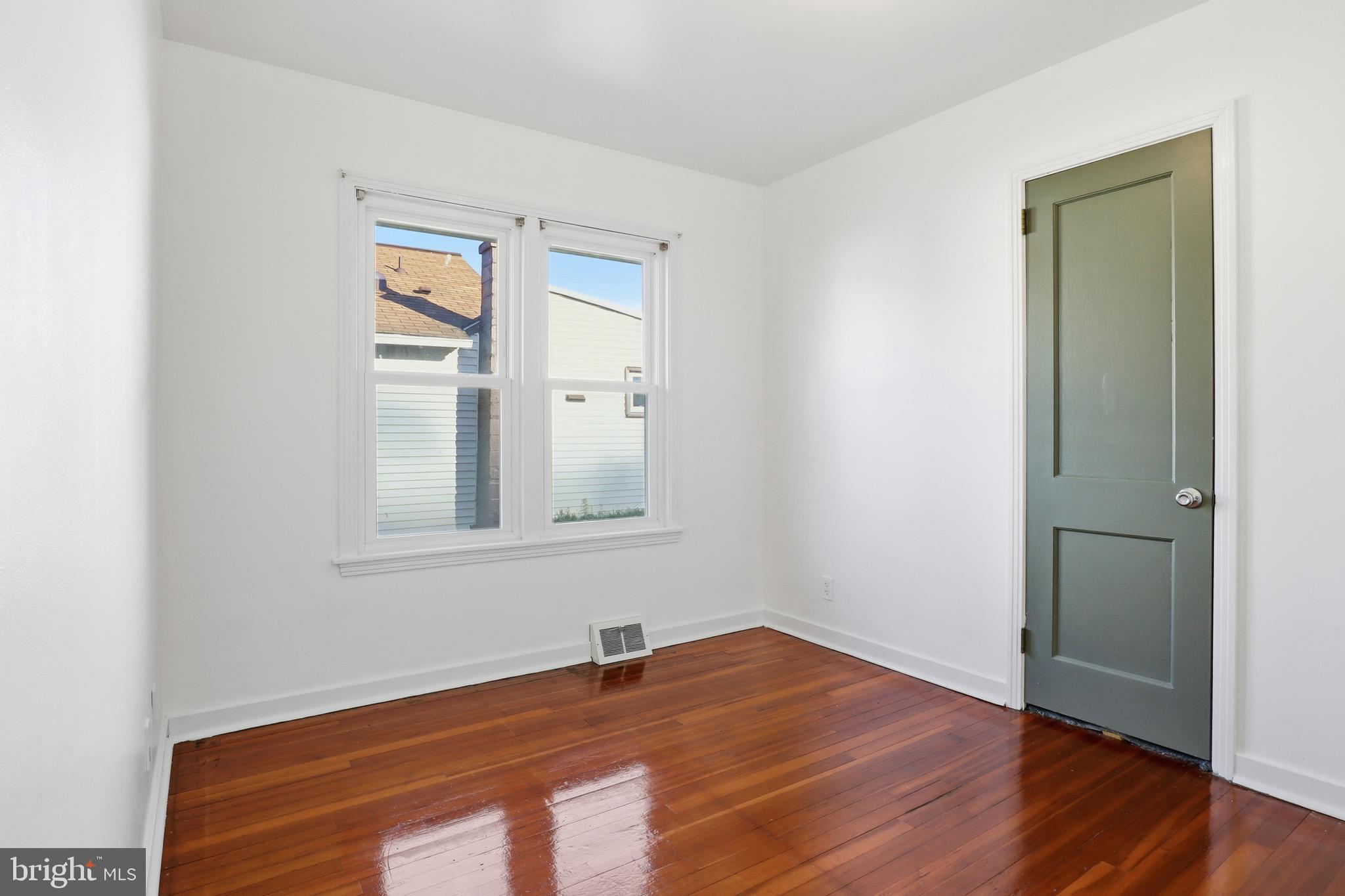 MOUNT JOY - Residential