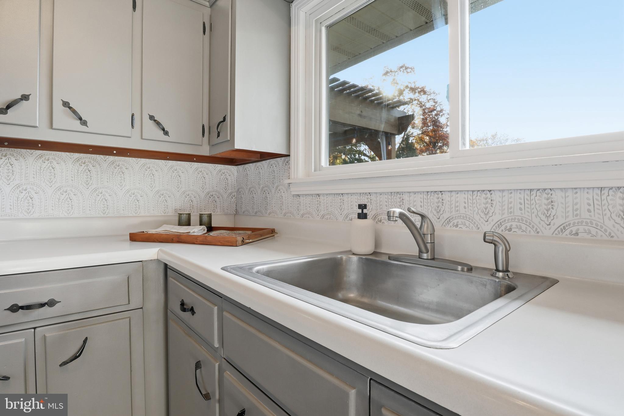 MOUNT JOY - Residential