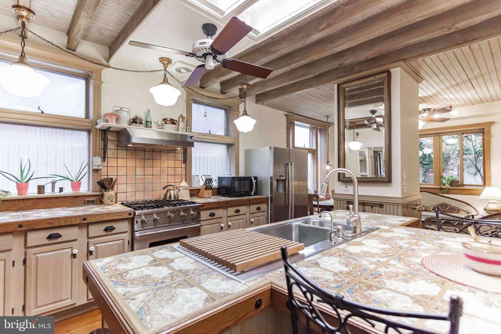 QUEEN VILLAGE - Residential